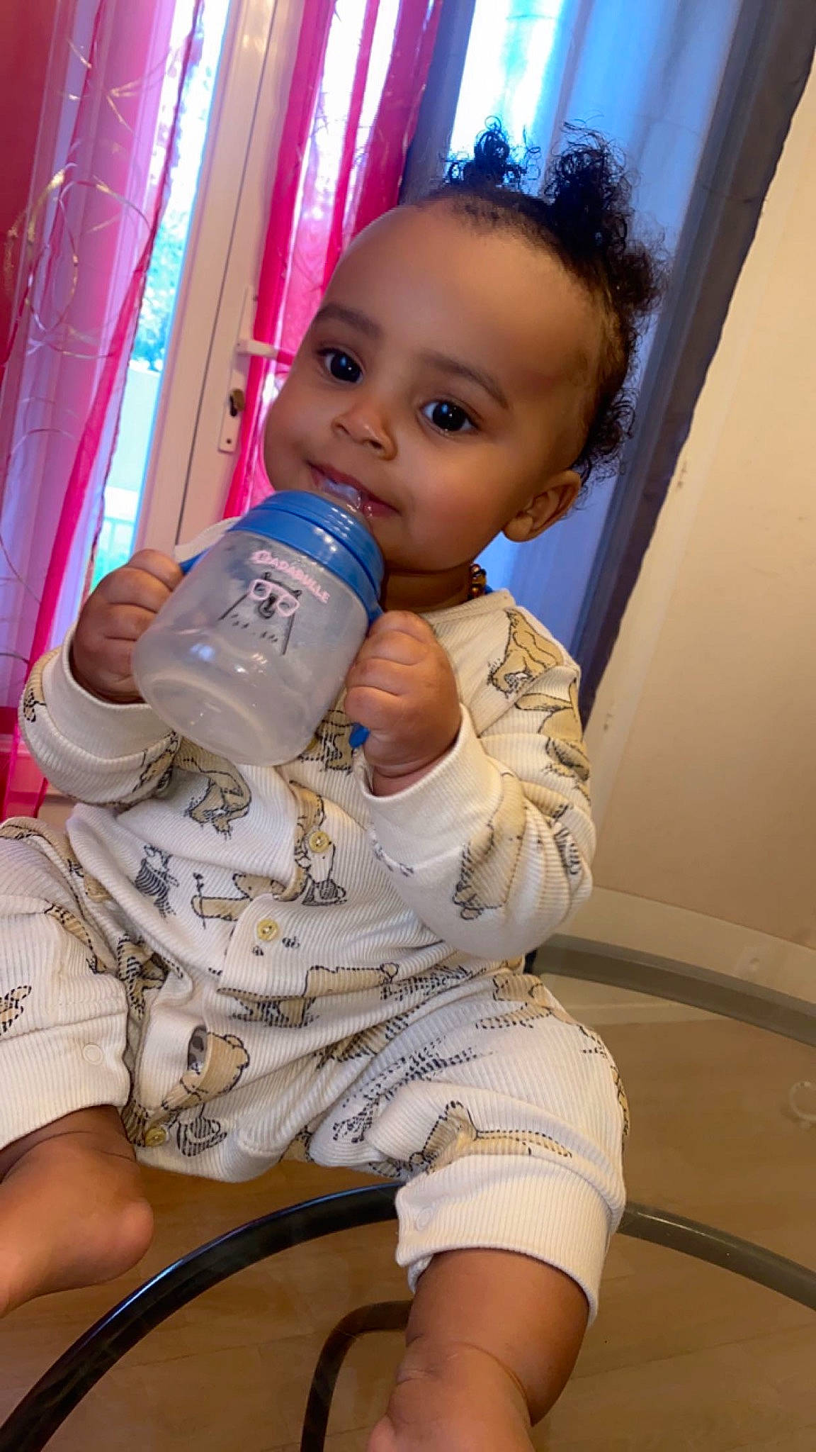 Imrân participe au concours pour gagner de l'argent avec cette photo : baby_toddler_clothing, blue, cheek, child, curtain, drinkware, eye, facial_expression, finger, fun, hairstyle, hand, head, human_body, mouth, person, plastic_bottle, skin, thigh, thumb