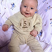 Aaron participe au concours pour gagner de l'argent avec cette photo : baby, infant, smiling, milestone_sticker, five_months, blanket, pillow, onesie, pajamas, nursery, lying_down, close_up, big_eyes, cute, portrait, hand, legs, fabric_pattern, soft_toys_print, happy