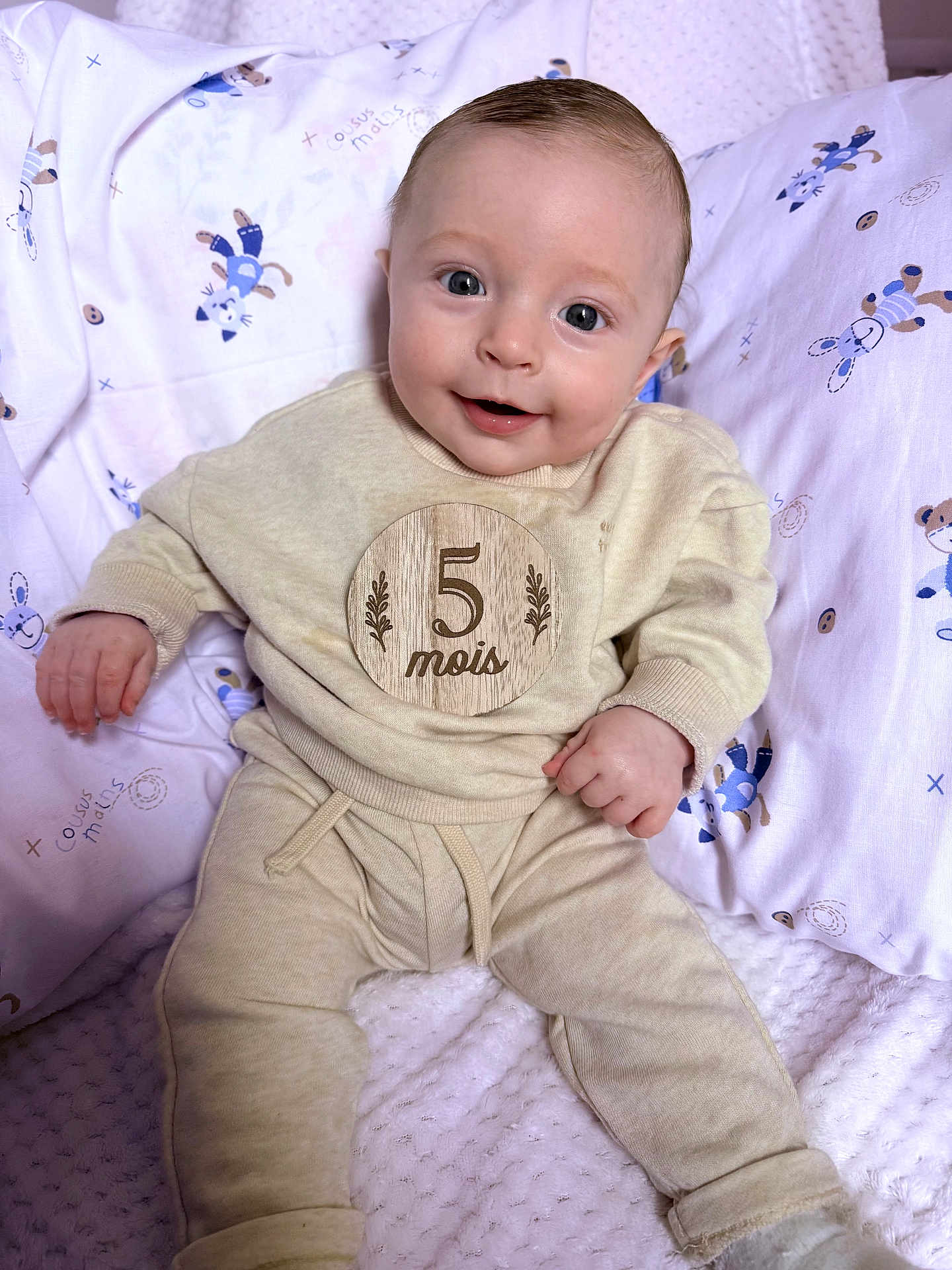 Aaron participe au concours pour gagner de l'argent avec cette photo : baby, infant, smiling, milestone_sticker, five_months, blanket, pillow, onesie, pajamas, nursery, lying_down, close_up, big_eyes, cute, portrait, hand, legs, fabric_pattern, soft_toys_print, happy