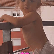 Noëly participe au concours pour gagner de l'argent avec cette photo : abdomen, barechested, bathing, chest, elbow, fun, happy, human_body, human_leg, joint, mouth, muscle, organ, pink, shoulder, thigh, thumb, toddler, trunk, waist