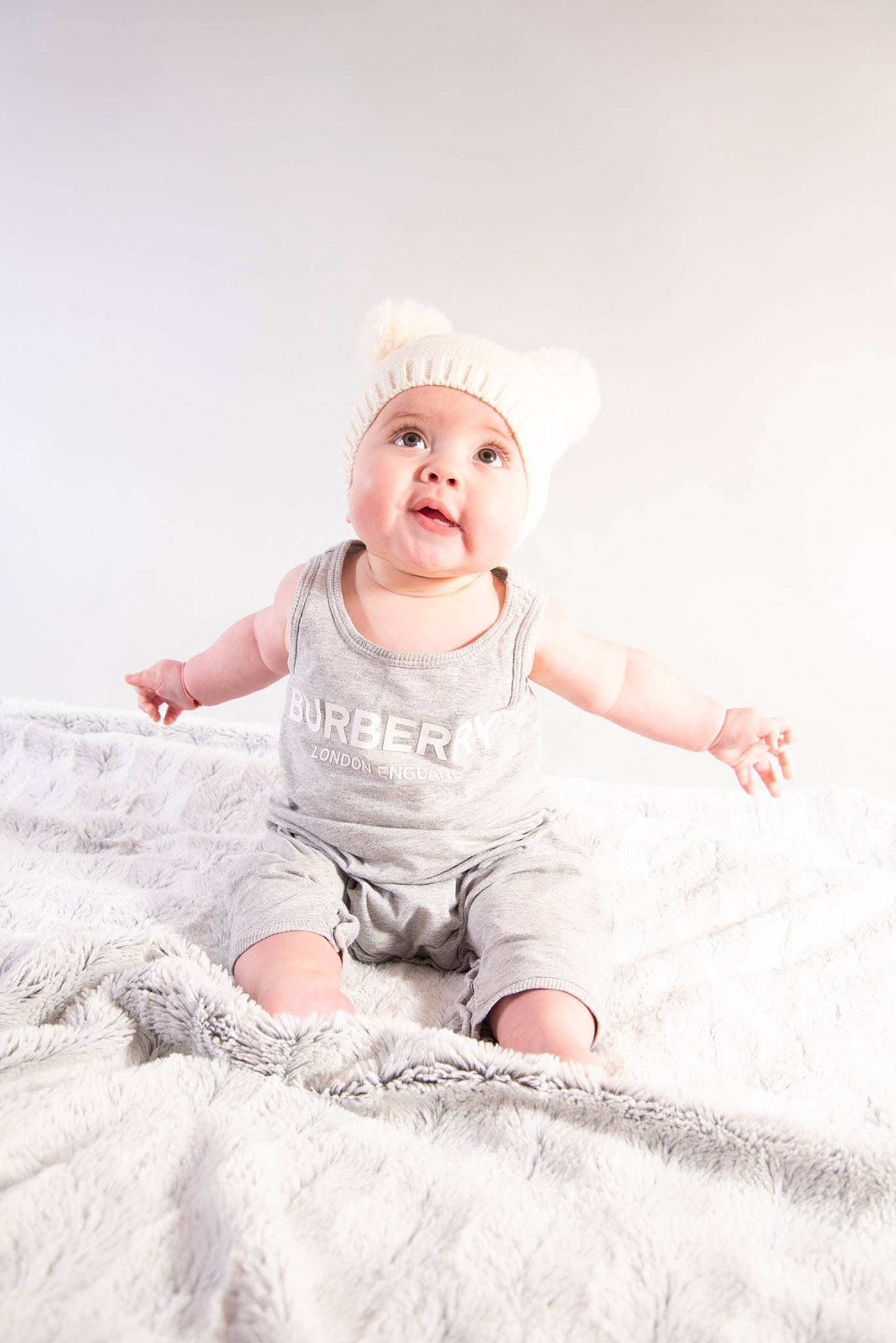 Lola a rejoint le concours — aidez-le/la à gagner de superbes lots ! baby, baby_toddler_clothing, cap, child, eye, face, fashion_accessory, flash_photography, fun, grass, happy, headwear, pattern, people_in_nature, person, photo_shoot, portrait, portrait_photography, sitting, sleeve