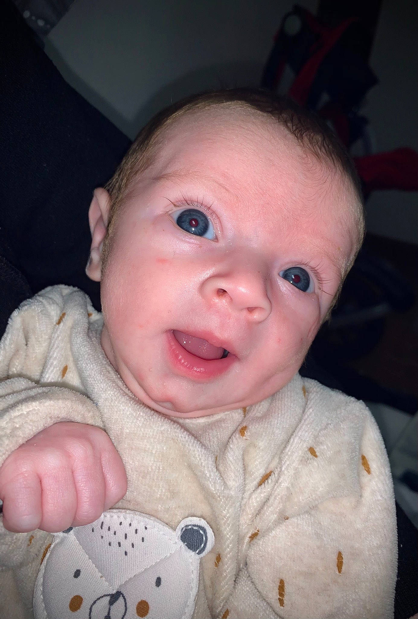 Célestin a rejoint le concours — aidez-le/la à gagner de superbes lots ! baby_toddler_clothing, cheek, child, chin, cool, ear, eyebrow, facial_expression, finger, forehead, iris, jaw, lip, mouth, nose, organ, person, skin, sleeve, textile