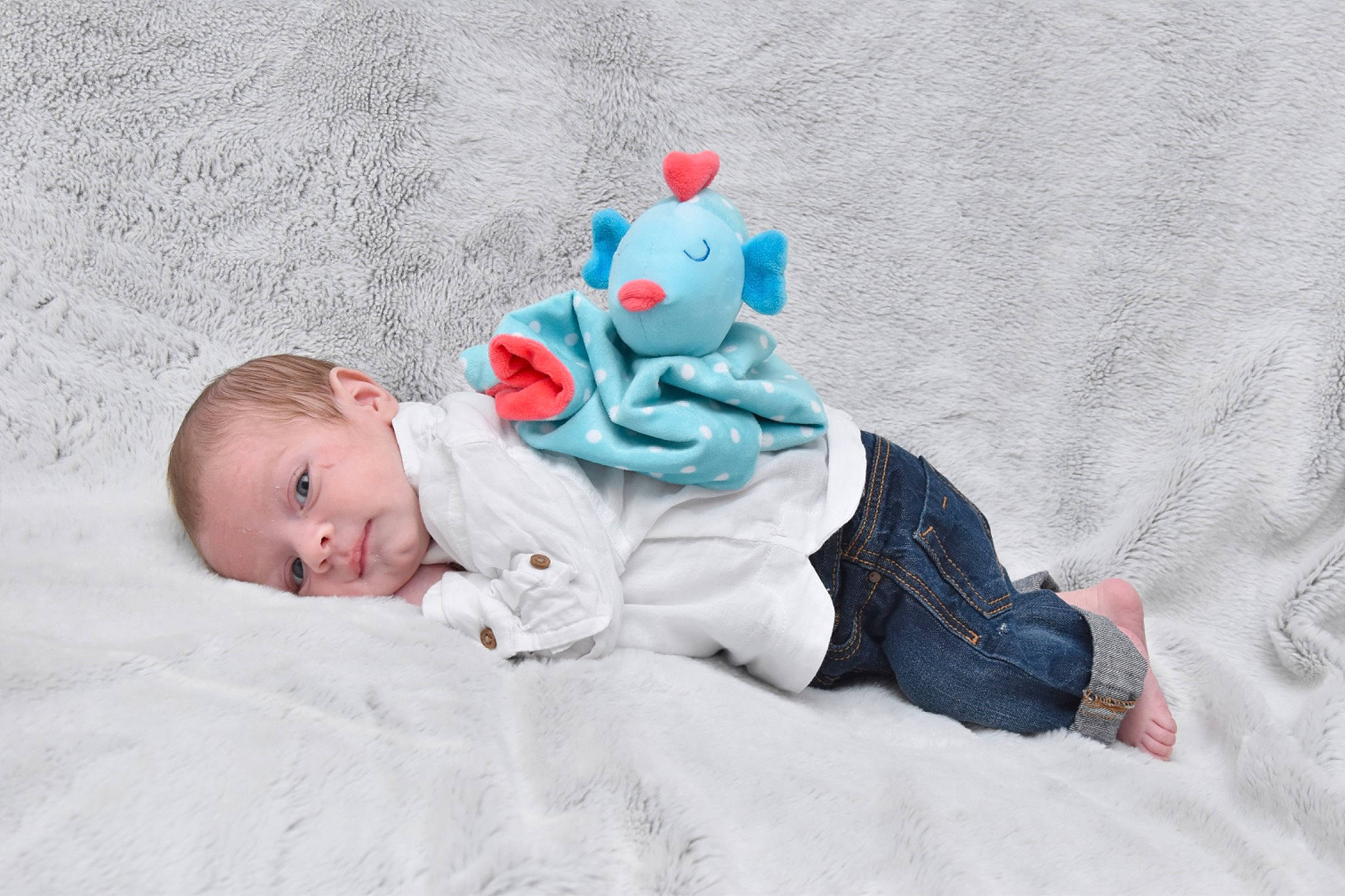 Célestin participe au concours pour gagner de l'argent avec cette photo : baby, baby_products, baby_toddler_clothing, baby_toys, cheek, child, comfort, person, playing_in_the_snow, portrait_photography, toddler, toy, winter