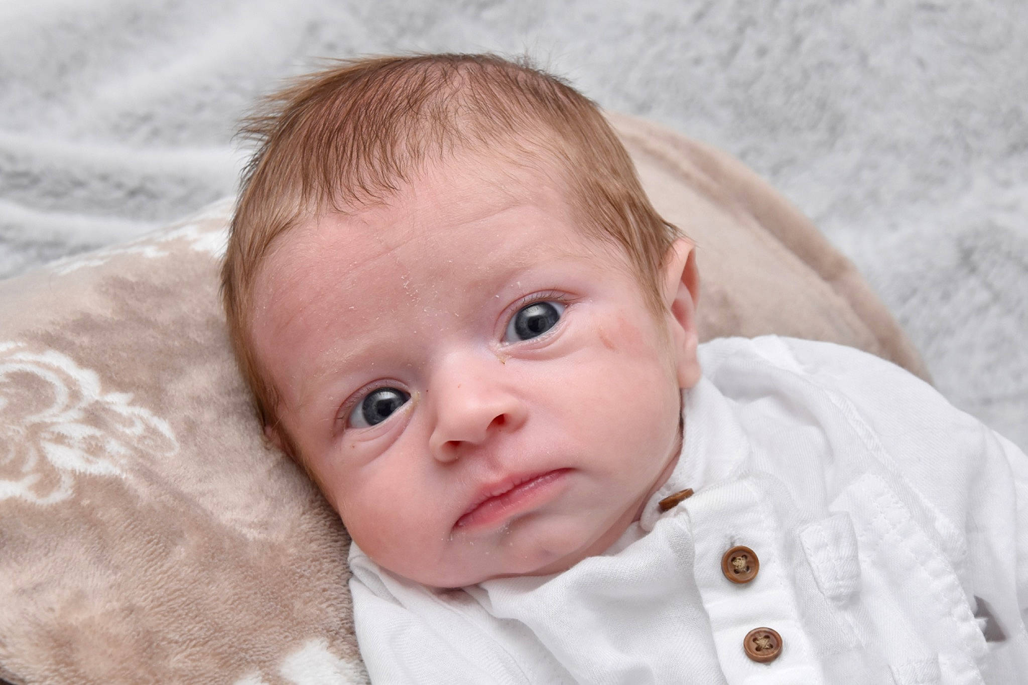 Célestin participe au concours pour gagner de l'argent avec cette photo : baby, baby_toddler_clothing, beige, button, cheek, child, collar, eyebrow, eyelash, forehead, iris, linens, lip, no_expression, organ, person, photography, portrait_photography, skin, toddler