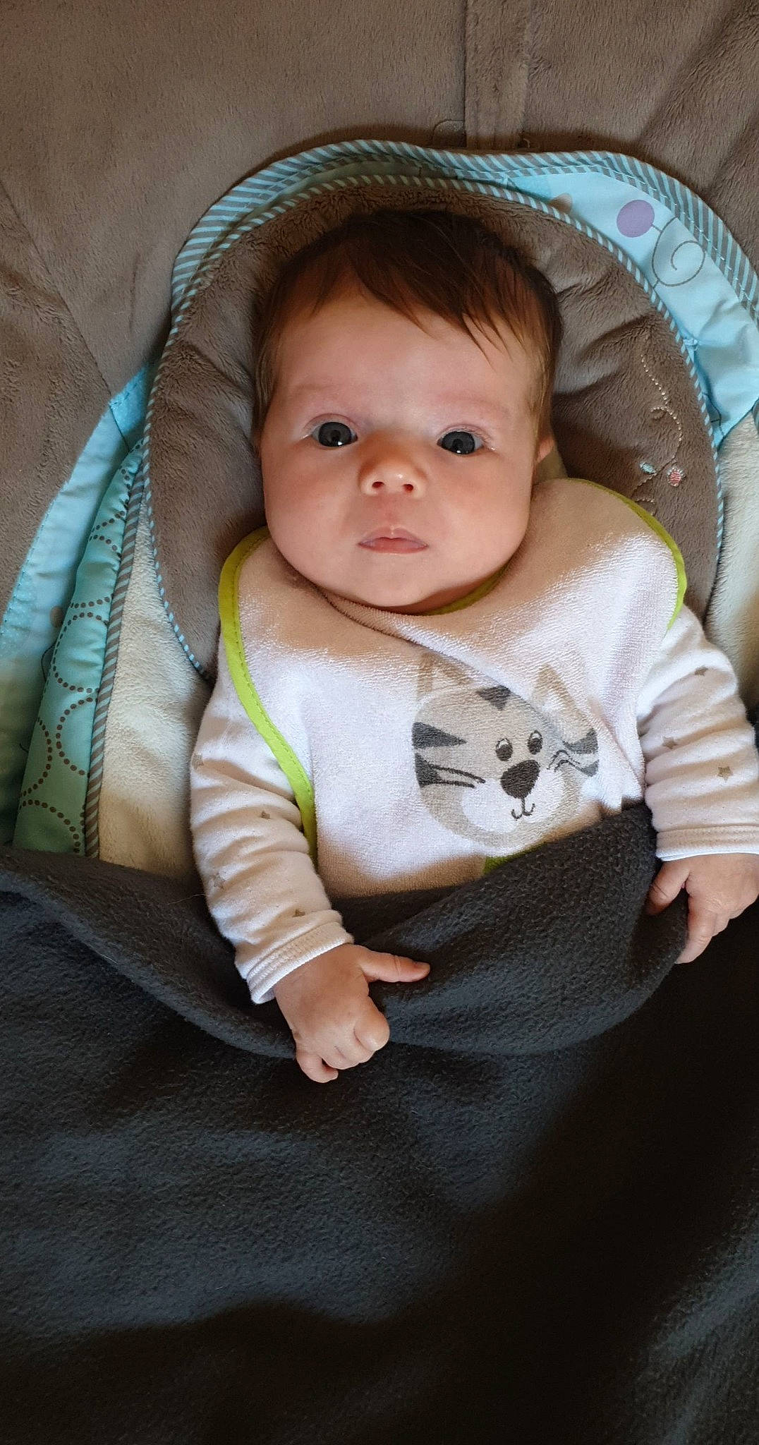 Victoire a rejoint le concours — aidez-le/la à gagner de superbes lots ! baby, baby_products, baby_toddler_clothing, cheek, child, comfort, eye, face, grass, iris, linens, lip, nose, pattern, person, sitting, skin, sleeve, toddler, wood