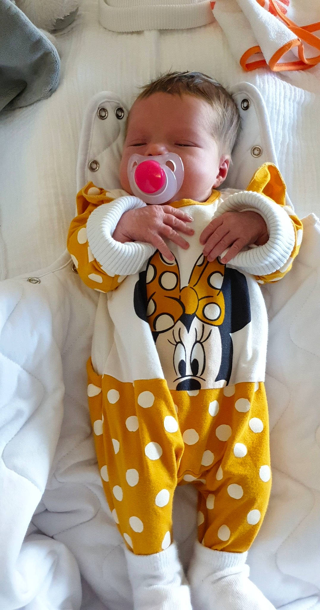 Victoire participe au concours pour gagner de l'argent avec cette photo : baby, baby_products, baby_toddler_clothing, cheek, child, comfort, drinkware, facial_expression, fun, happy, head, humour, mouth, nose, orange, pattern, person, sleeve, textile, toddler