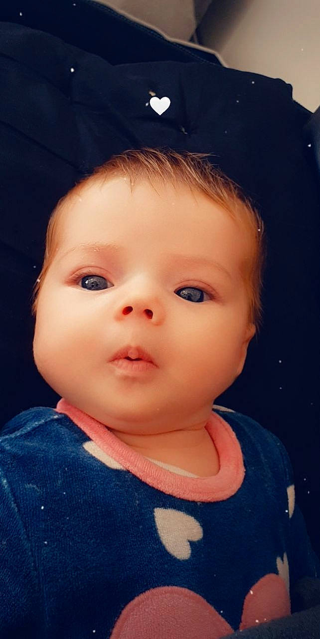 Victoire a rejoint le concours — aidez-le/la à gagner de superbes lots ! azure, baby, baby_toddler_clothing, cheek, child, chin, cool, ear, electric_blue, eyelash, flash_photography, happy, iris, lip, no_expression, nose, organ, person, skin, sleeve