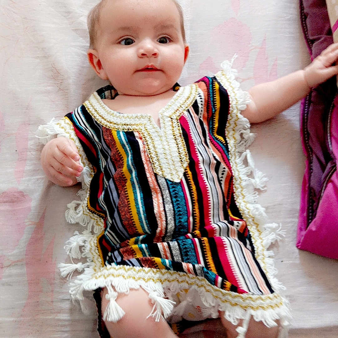 Janaa a rejoint le concours — aidez-le/la à gagner de superbes lots ! baby, blouse, bodypart, clothing, couch, dress, face, fashion, finger, furniture, hand, hat, head, newborn, pants, pattern, person, photography, portrait, sitting