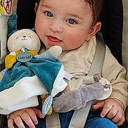 Livio participe au concours pour gagner de l'argent avec cette photo : baby, child, blue_eyes, car_seat, plush_toy, soft_toy, smiling, rosy_cheeks, clothing, seatbelt, infant, cute, portrait, hands, jeans, comfort, indoor, closeup, happy, sitting