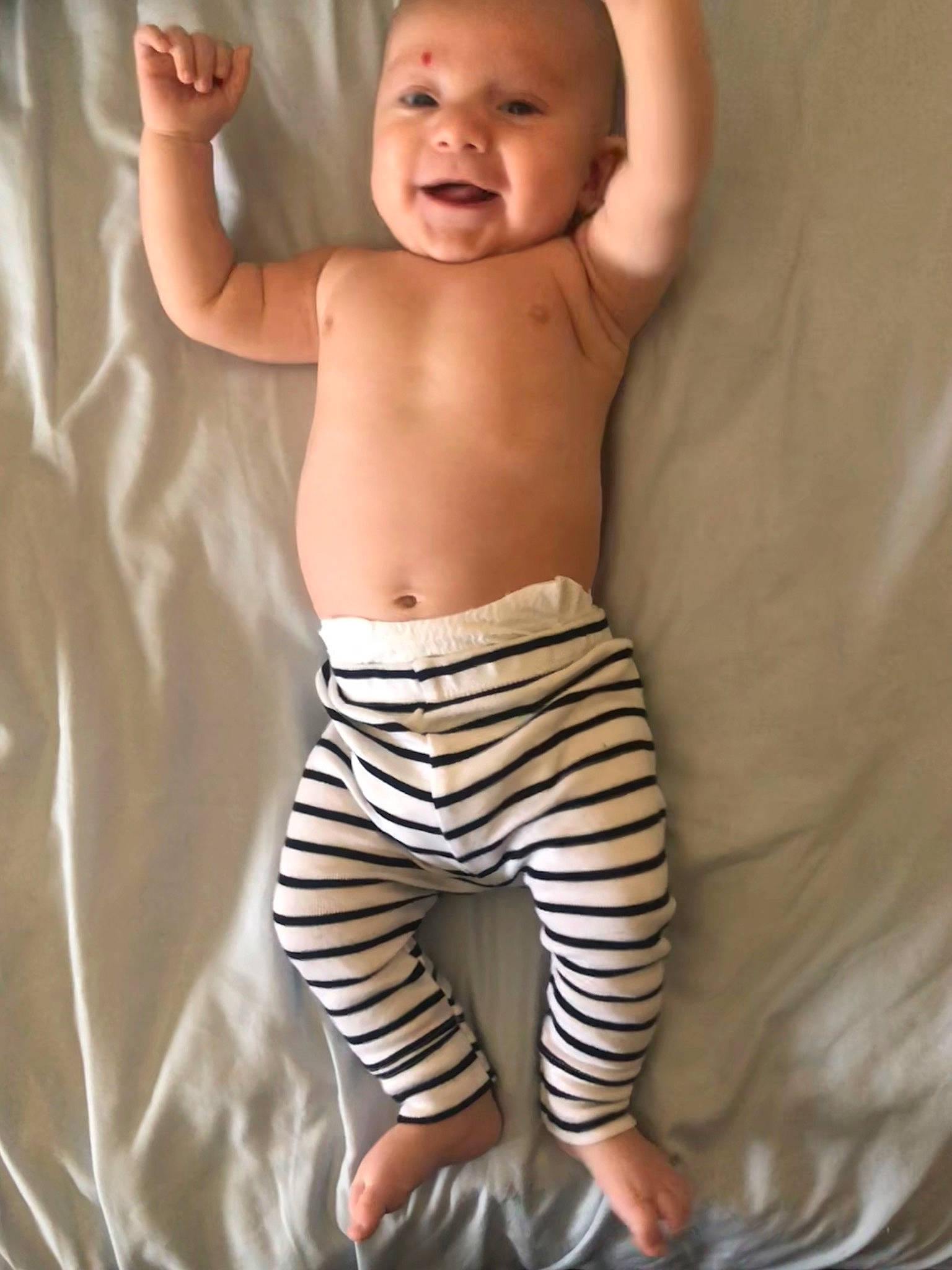 Kase is registered to the contest to win money with this photo: arm, baby, baby_toddler_clothing, chest, face, finger, gesture, head, human_body, joint, knee, leg, muscle, person, skin, sleeve, stomach, thigh, toddler, trunk