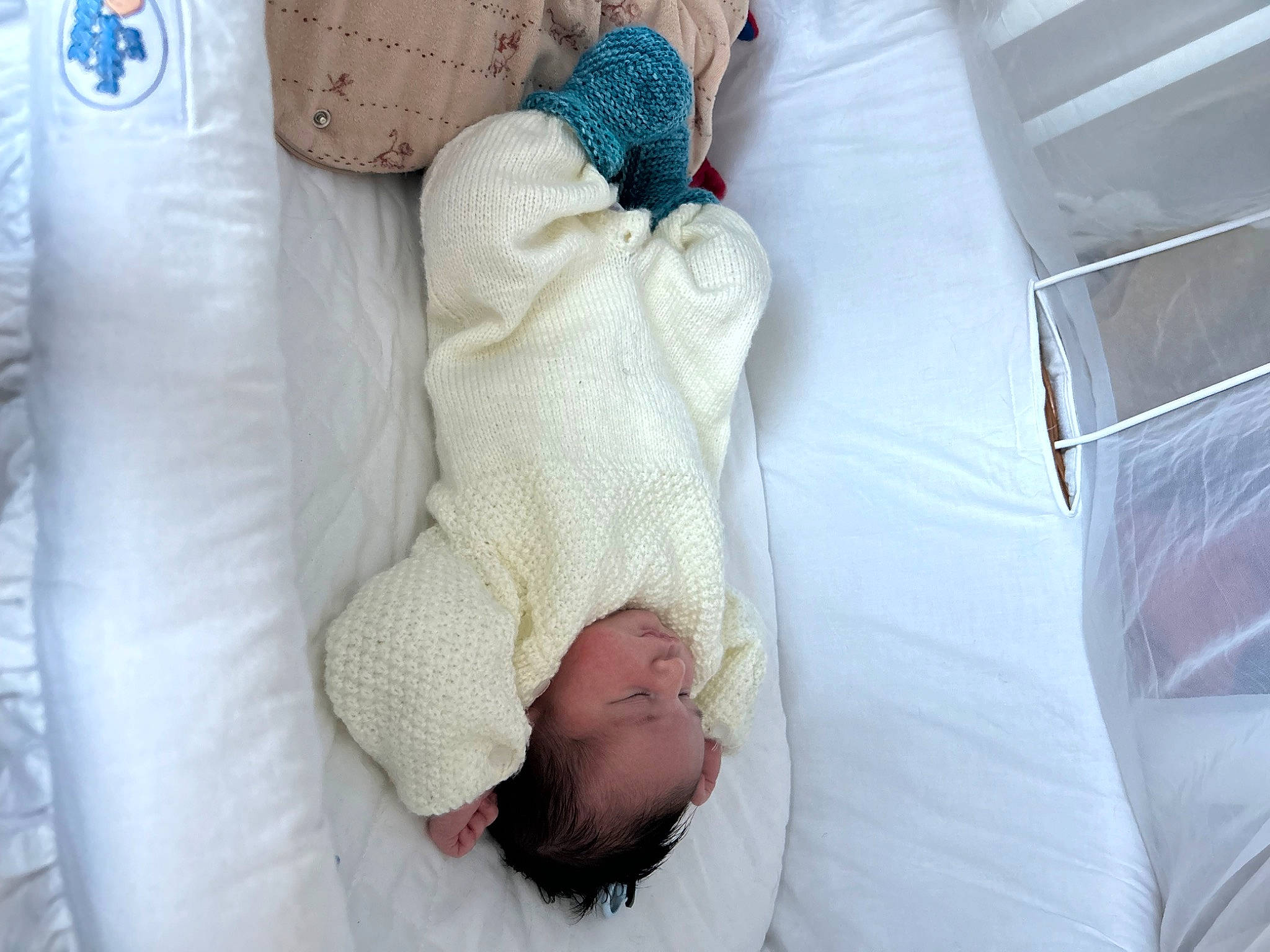 Gaspard participe au concours pour gagner de l'argent avec cette photo : art, baby, baby_products, baby_safety, baby_sleeping, baby_toddler_clothing, bedding, bedtime, child, comfort, gesture, linens, nap, pattern, person, room, textile, thumb, toddler, wool