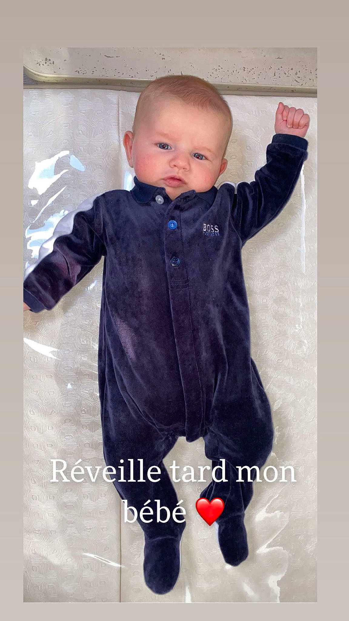 Elyas participe au concours pour gagner de l'argent avec cette photo : baby, baby_toddler_clothing, child, denim, electric_blue, face, fashion_design, formal_wear, gesture, happy, head, human_body, knee, pattern, person, personal_protective_equipment, product, sleeve, sportswear, thumb