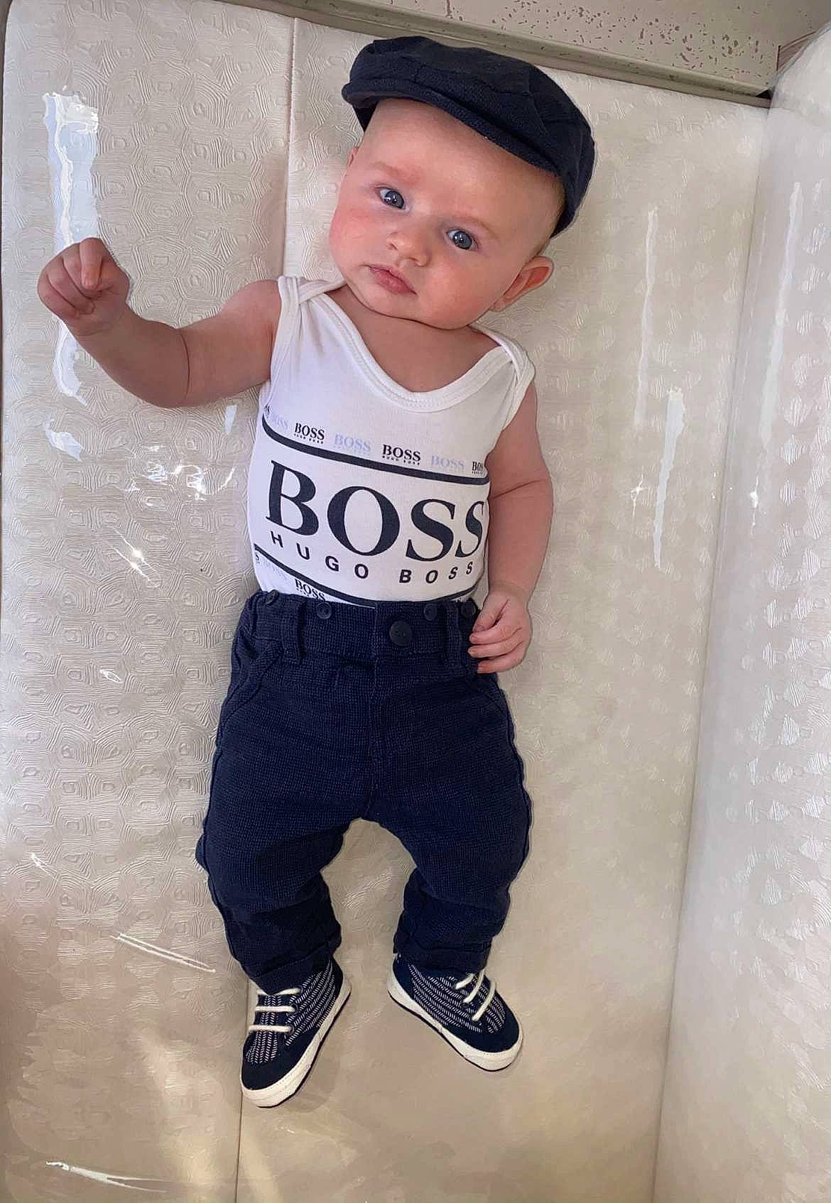 Elyas a rejoint le concours — aidez-le/la à gagner de superbes lots ! baby, baby_toddler_clothing, baseball_cap, cap, child, cool, denim, face, fashion_accessory, font, happy, headwear, knee, person, personal_protective_equipment, sleeve, standing, t_shirt, thigh, toddler