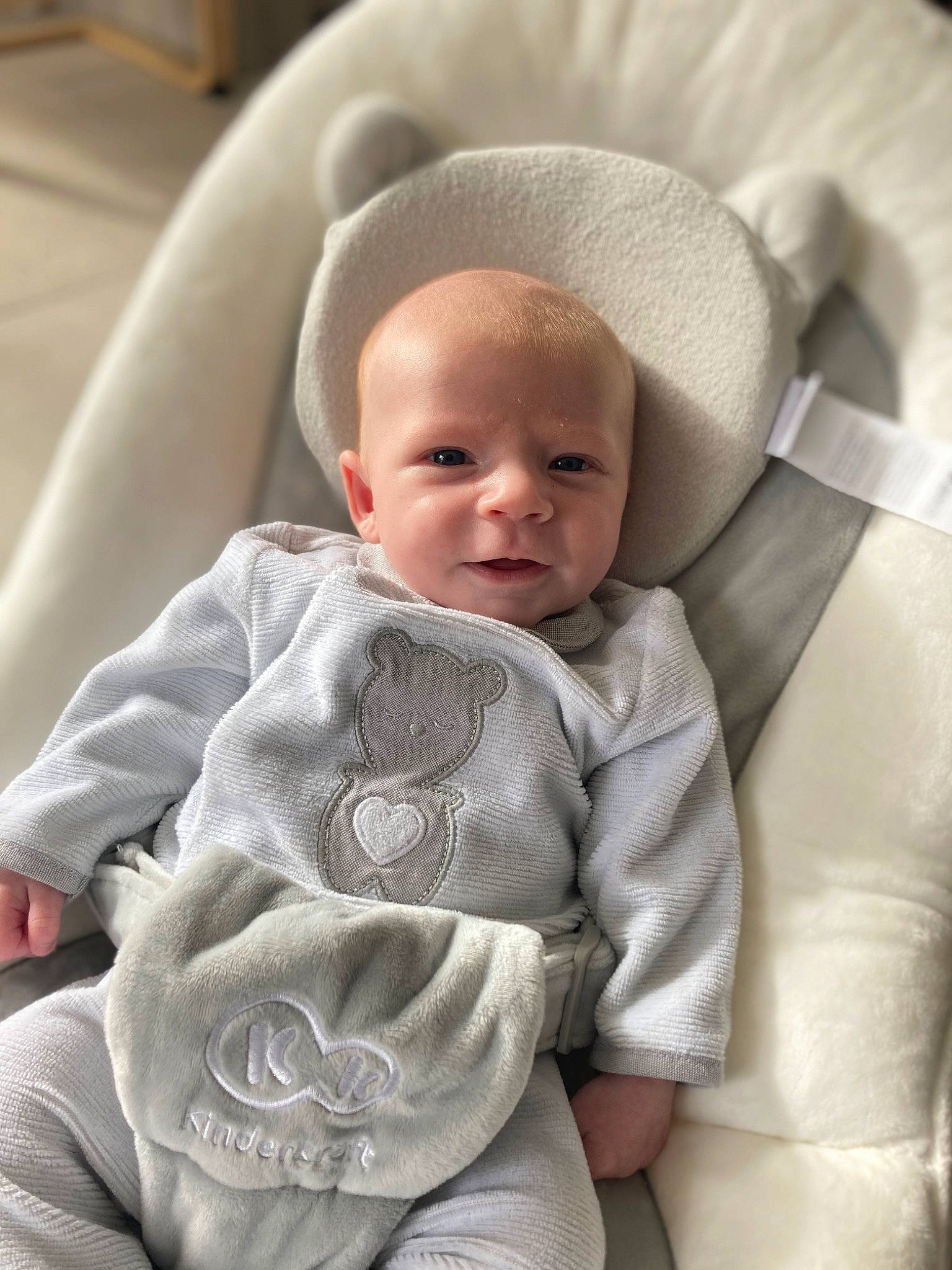 Hugo participe au concours pour gagner de l'argent avec cette photo : baby, baby_products, baby_toddler_clothing, cheek, child, comfort, eye, face, head, linens, monochrome, person, product, sitting, skin, sleeve, smile, textile, toddler