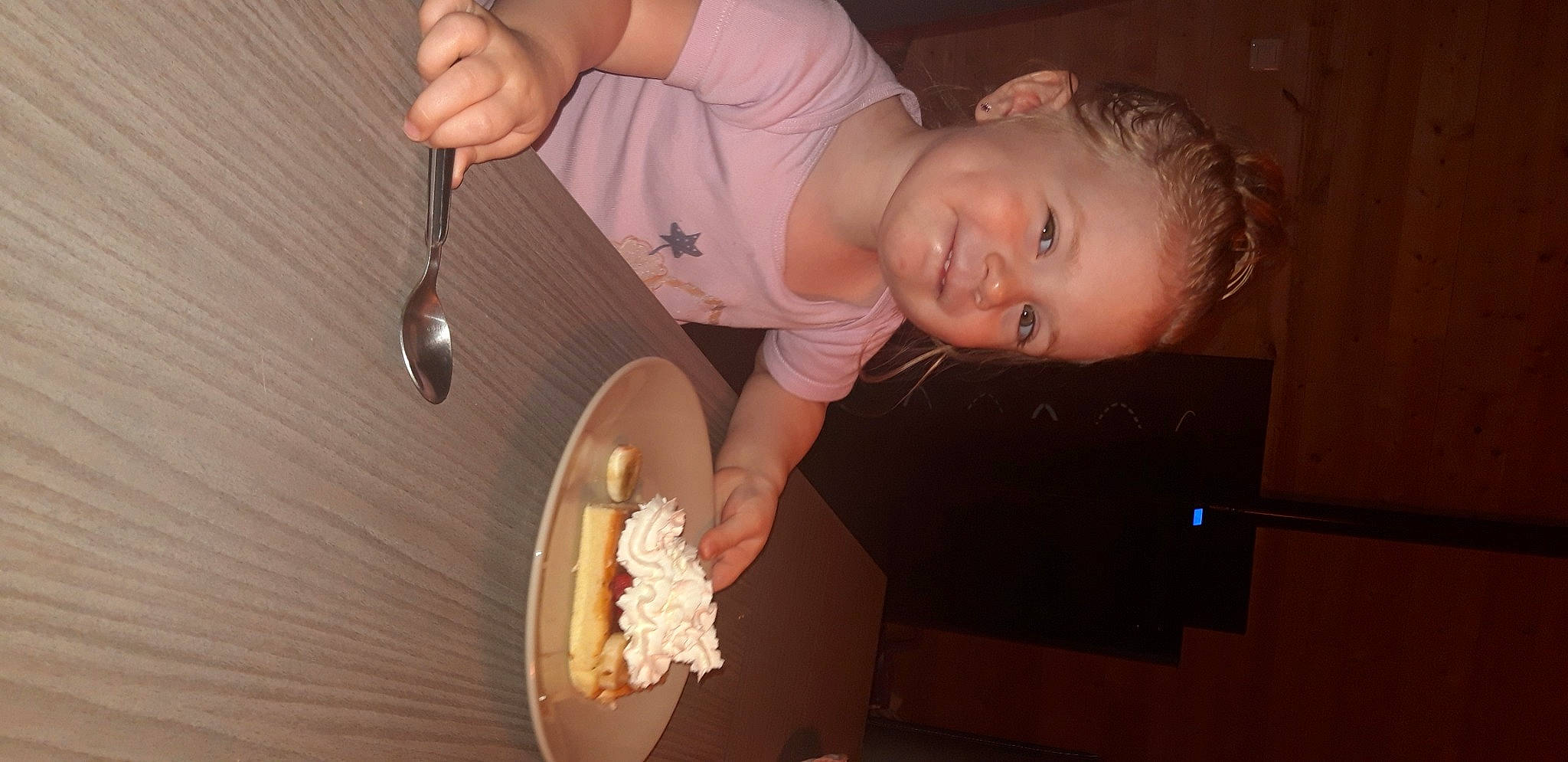 Eleana a rejoint le concours — aidez-le/la à gagner de superbes lots ! child, comfort_food, food, joy, person, toddler