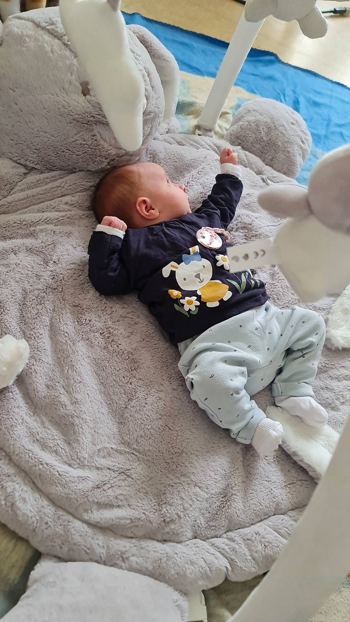Cataleya participe au concours pour gagner de l'argent avec cette photo : baby, baby_products, baby_safety, baby_sleeping, baby_toddler_clothing, bed_sheet, bedding, bedtime, child, comfort, flooring, infant_bed, linens, person, room, sitting, sleeve, stuffed_toy, textile, toddler