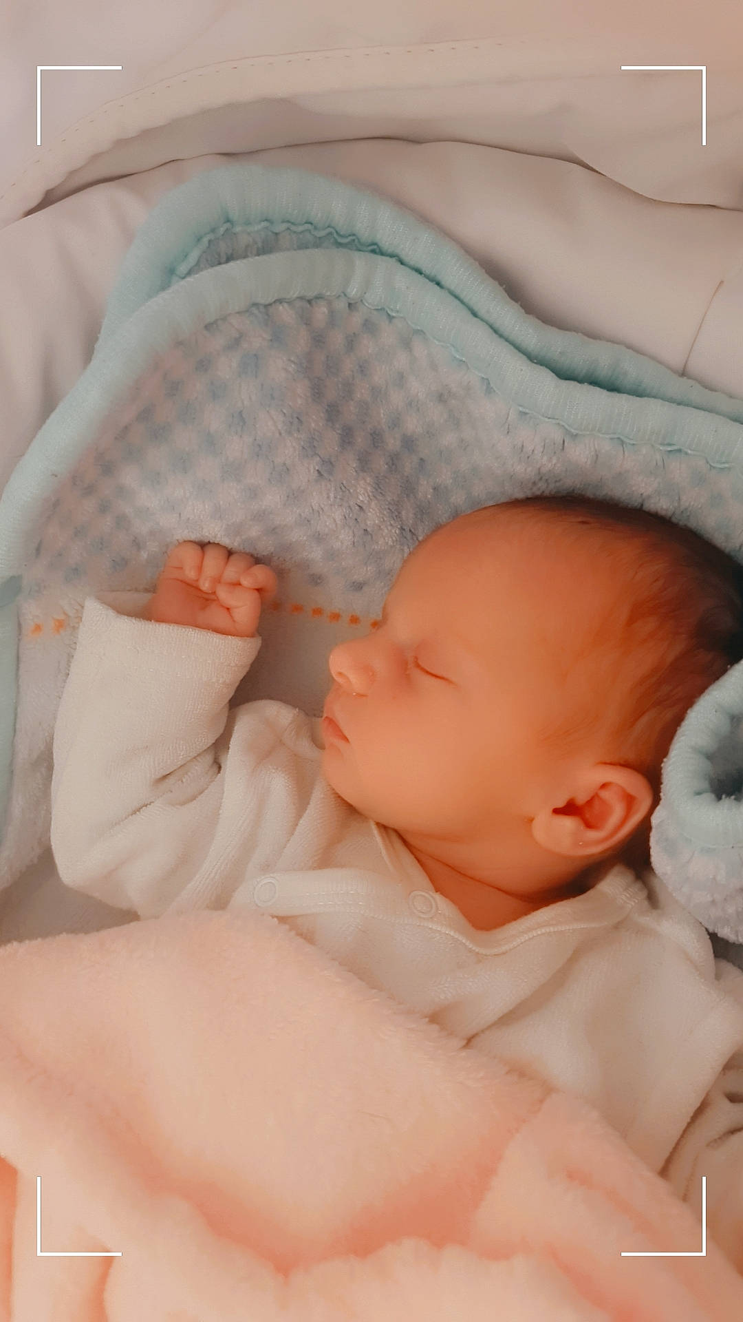 Cataleya a rejoint le concours — aidez-le/la à gagner de superbes lots ! baby, baby_products, baby_sleeping, baby_toddler_clothing, bedtime, cheek, child, comfort, ear, eyelash, human_body, linens, lip, nail, nose, pattern, peach, person, skin, thumb