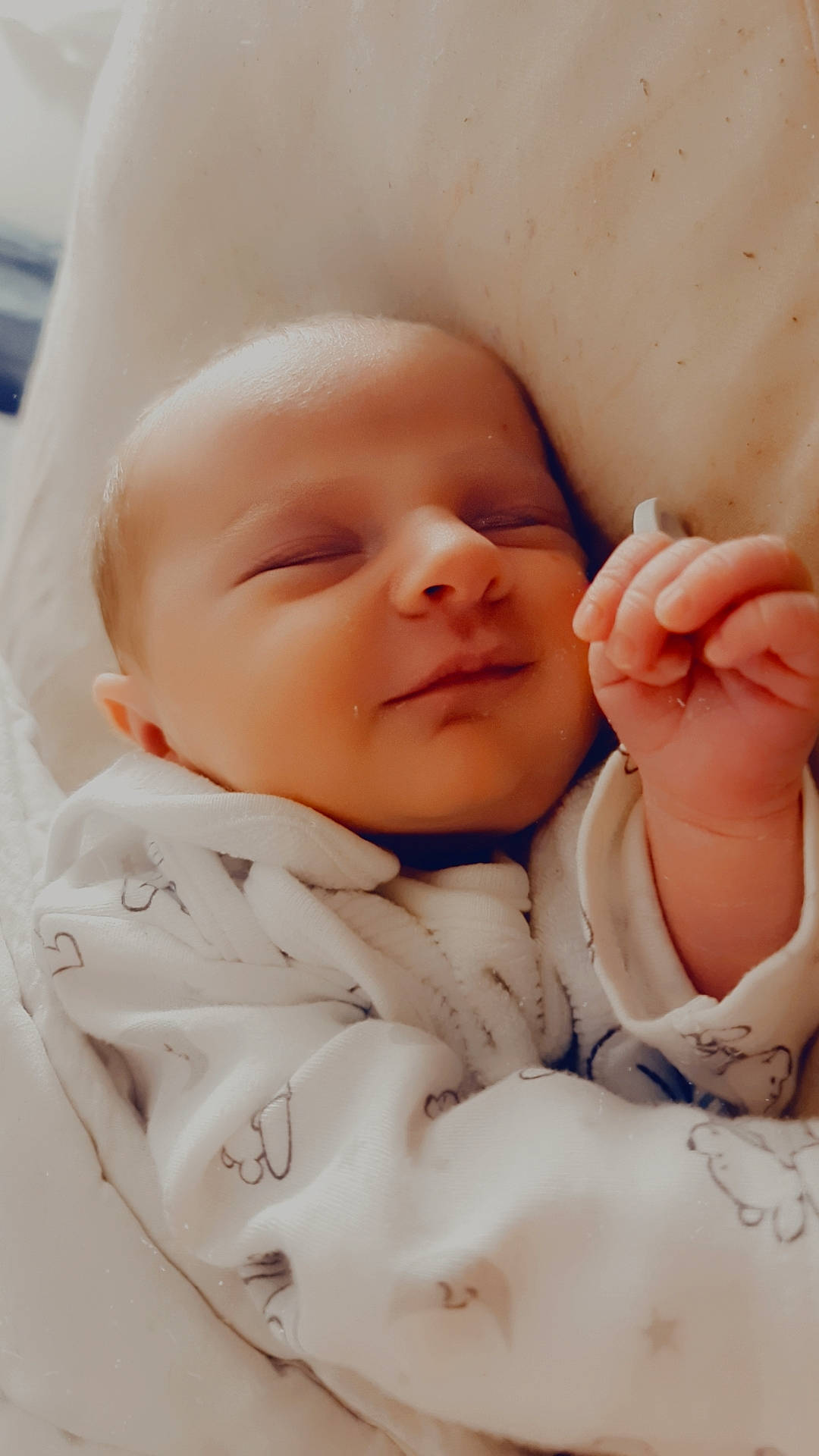 Cataleya participe au concours pour gagner de l'argent avec cette photo : baby, baby_sleeping, baby_toddler_clothing, cheek, child, comfort, event, eye, finger, gesture, happy, linens, nail, nose, person, portrait_photography, skin, smile, textile, thumb