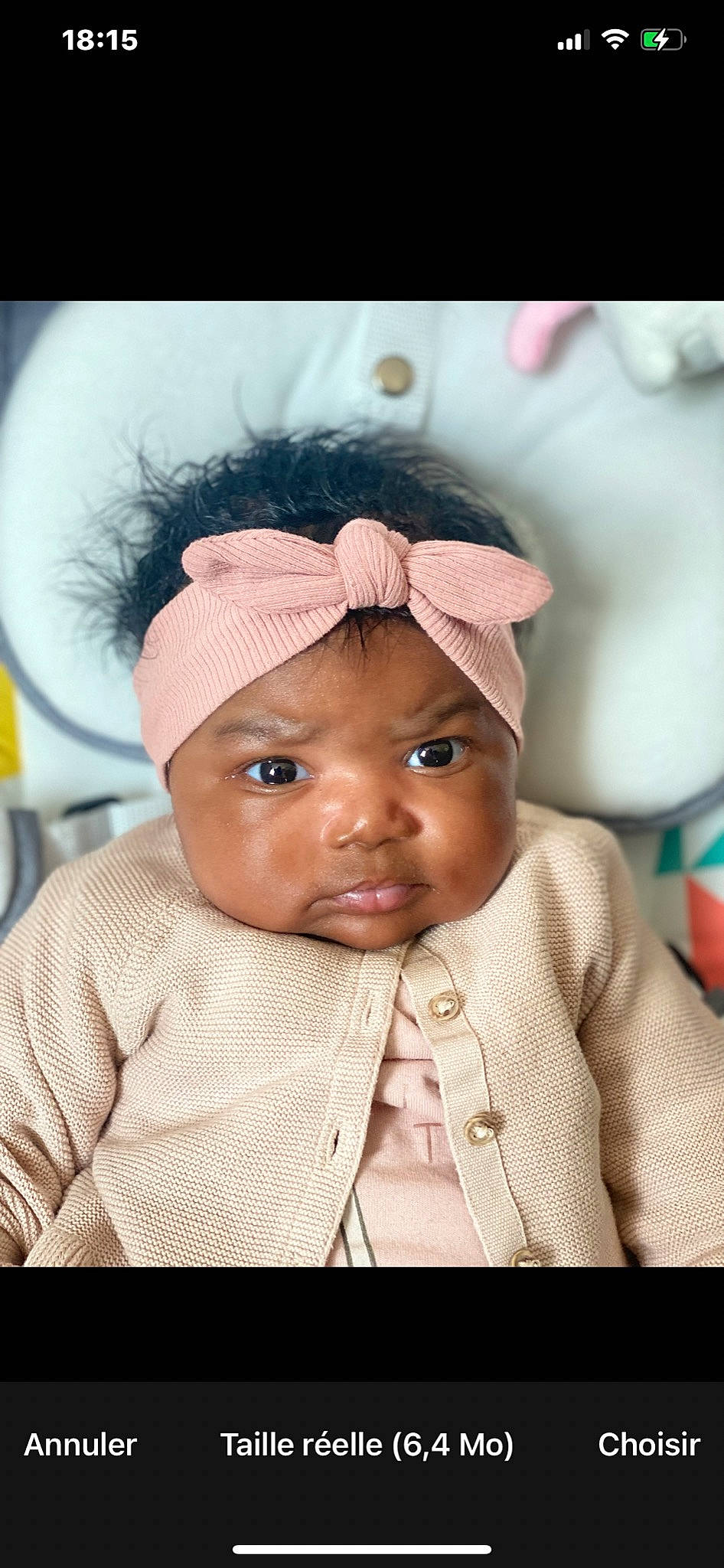 énola a rejoint le concours — aidez-le/la à gagner de superbes lots ! baby, cap, cheek, child, comfort, eye, eyelash, flash_photography, fun, gesture, happy, headgear, headwear, lip, nose, person, pink, skin, sleeve, smile