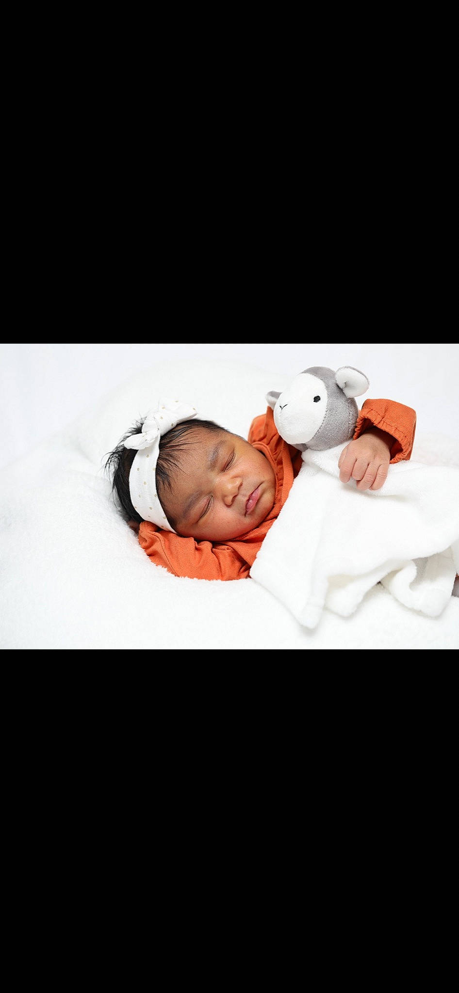 énola a rejoint le concours — aidez-le/la à gagner de superbes lots ! baby, baby_products, baby_sleeping, baby_toddler_clothing, carmine, cheek, child, comfort, flash_photography, font, gesture, happy, headwear, linens, person, portrait_photography, room, sitting, sleeve, toddler