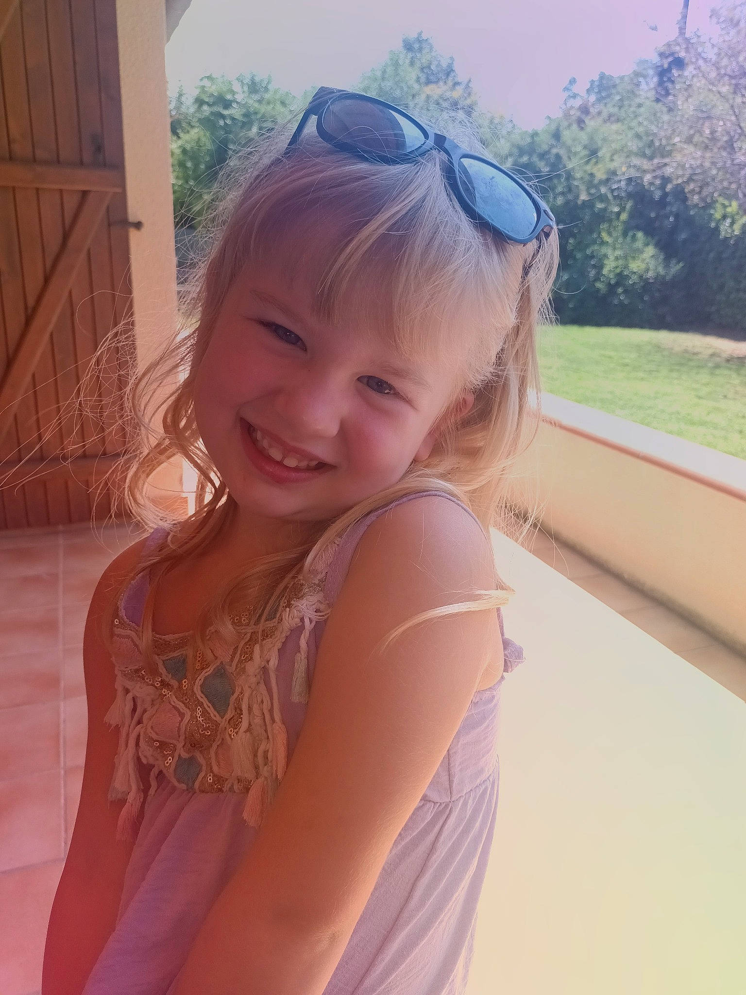 Emma a rejoint le concours — aidez-le/la à gagner de superbes lots ! eye, eyewear, facial_expression, glasses, goggles, grass, hair, happy, iris, joy, leisure, lip, neck, person, pink, shoulder, skin, smile, sunglasses, sunlight