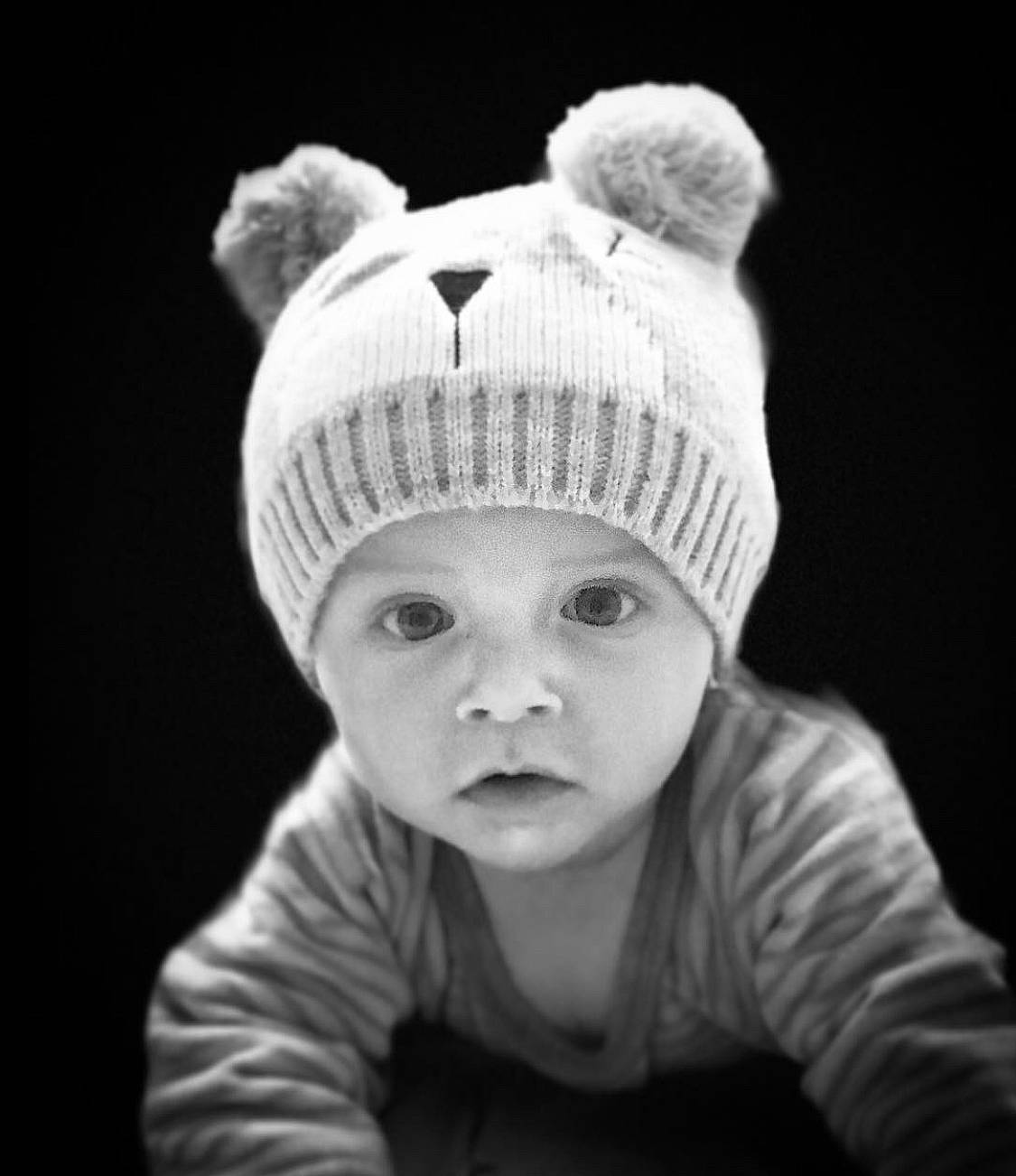 Elio participe au concours pour gagner de l'argent avec cette photo : baby, beanie, black_and_white, bonnet, cap, child, clothing, ear, hat, head, headgear, headwear, knit_cap, knitting, monochrome, monochrome_photography, person, photograph, photography, portrait_photography