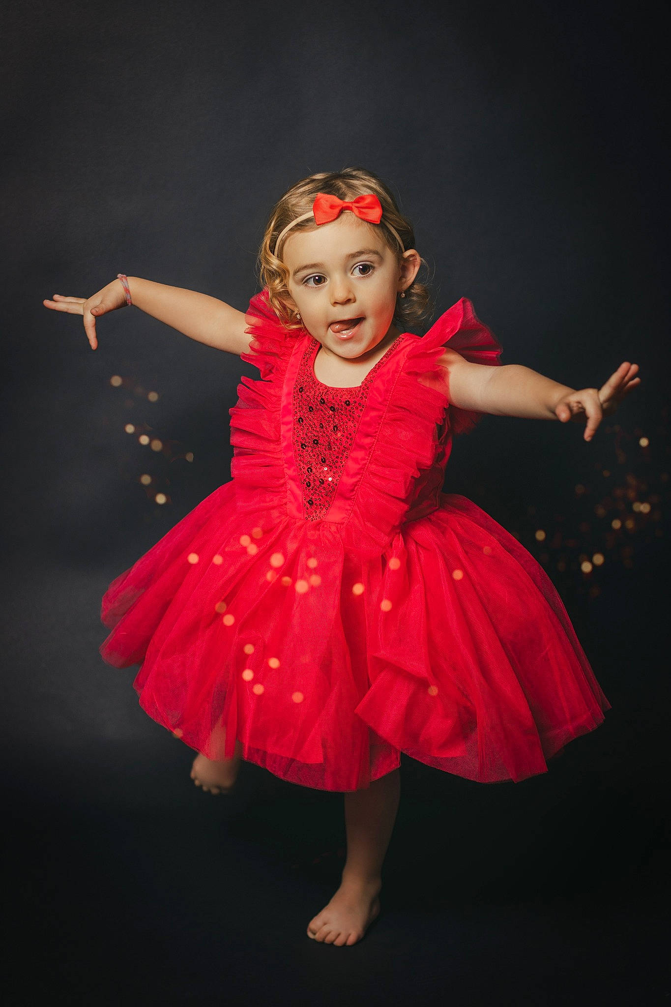 Lyana a rejoint le concours — aidez-le/la à gagner de superbes lots ! baby_toddler_clothing, child_model, cocktail_dress, costume, dance, dancer, day_dress, dress, embellishment, flash_photography, hair_accessory, hand, headband, headgear, headpiece, headwear, one_piece_garment, person, pink