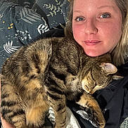 Titi participe au concours pour gagner de l'argent avec cette photo : cat, tabby_cat, pet, person, face, human_face, cuddling, sleeping, bed, blanket, bedding, pillow, fur, striped_fur, close_up, cozy, indoor, portrait, resting, whiskers