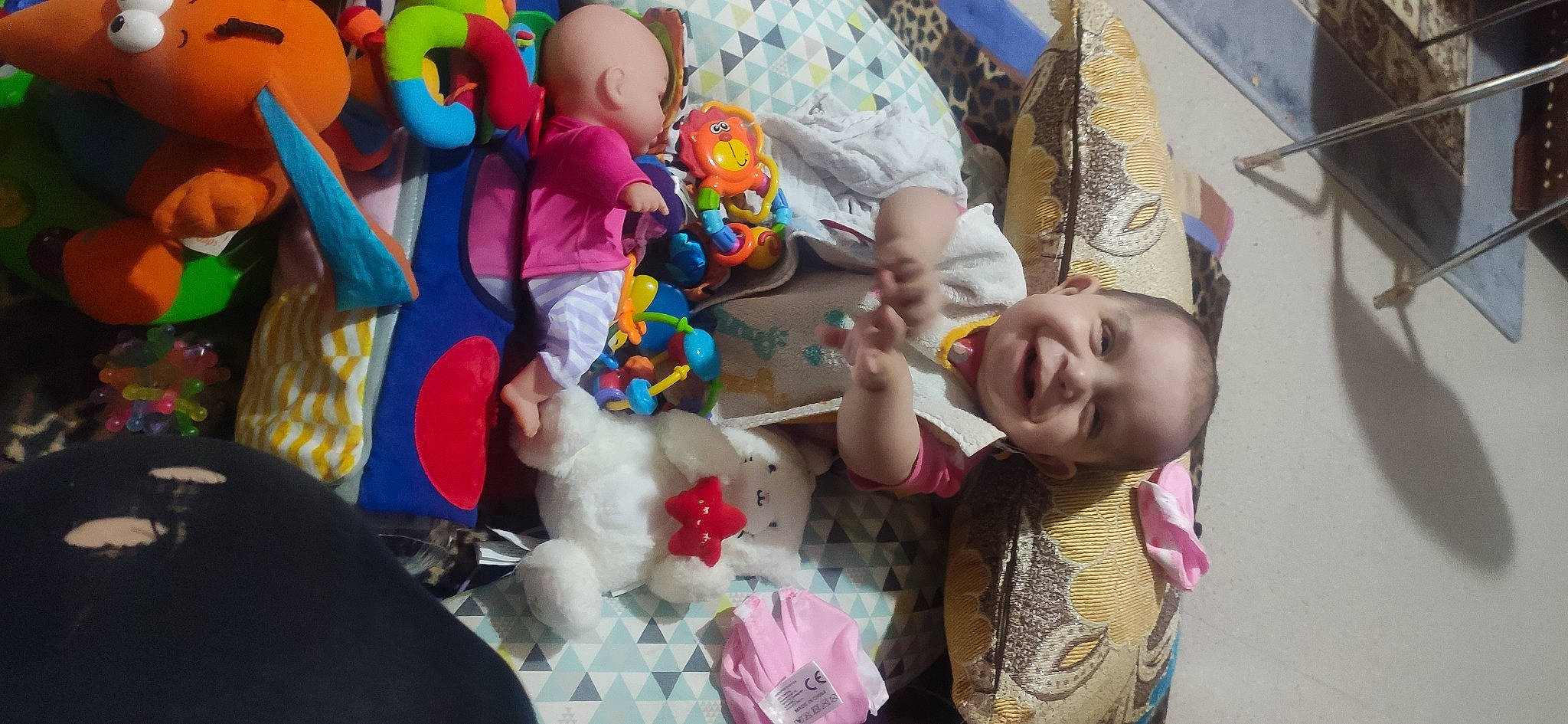 Janna a rejoint le concours — aidez-le/la à gagner de superbes lots ! baby, child, event, fun, happy, human, leisure, party, party_supply, person, pink, plastic, play, plush, room, smile, stuffed_toy, teddy_bear, toddler, toy