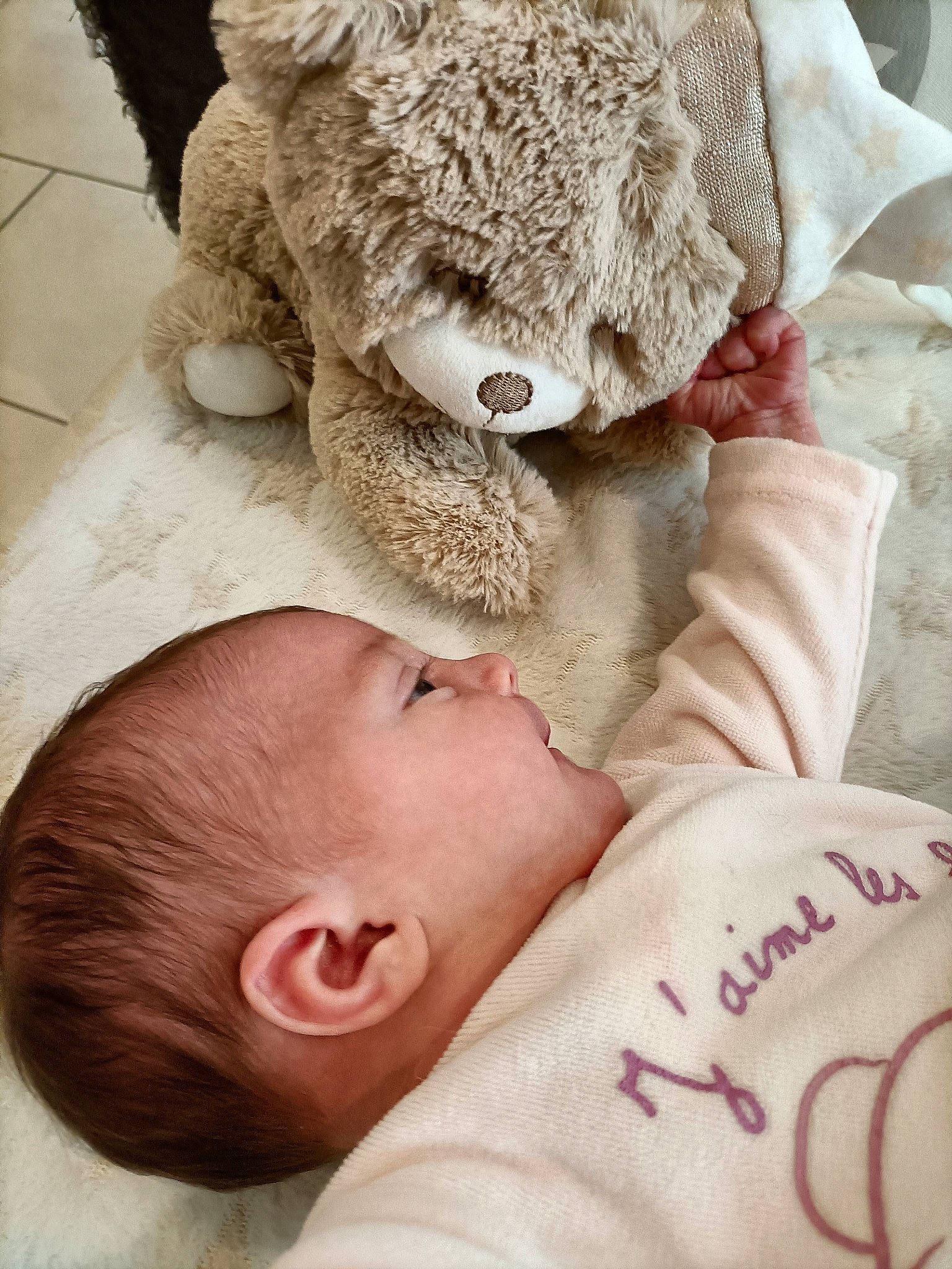 Maëline a rejoint le concours — aidez-le/la à gagner de superbes lots ! baby, baby_sleeping, close_up, comfort, ear, eye, eyelash, hand, happy, head, headgear, linens, nose, pattern, person, skin, teddy_bear, textile, toddler, toy