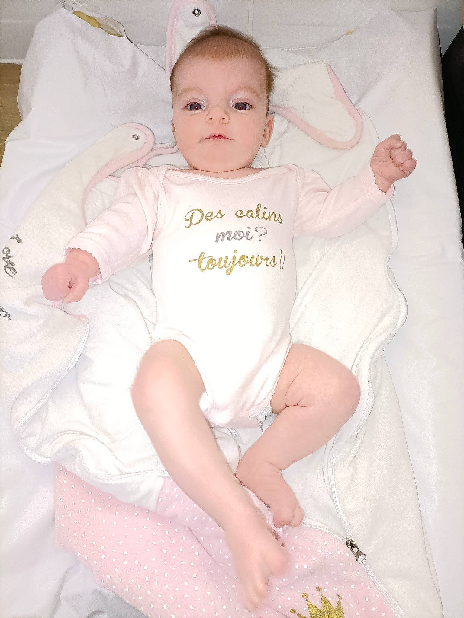 Maëline a rejoint le concours — aidez-le/la à gagner de superbes lots ! arm, baby, baby_toddler_clothing, cheek, comfort, eye, face, facial_expression, finger, hairstyle, hand, head, human_body, mouth, person, pink, skin, sleeve, stomach, toddler