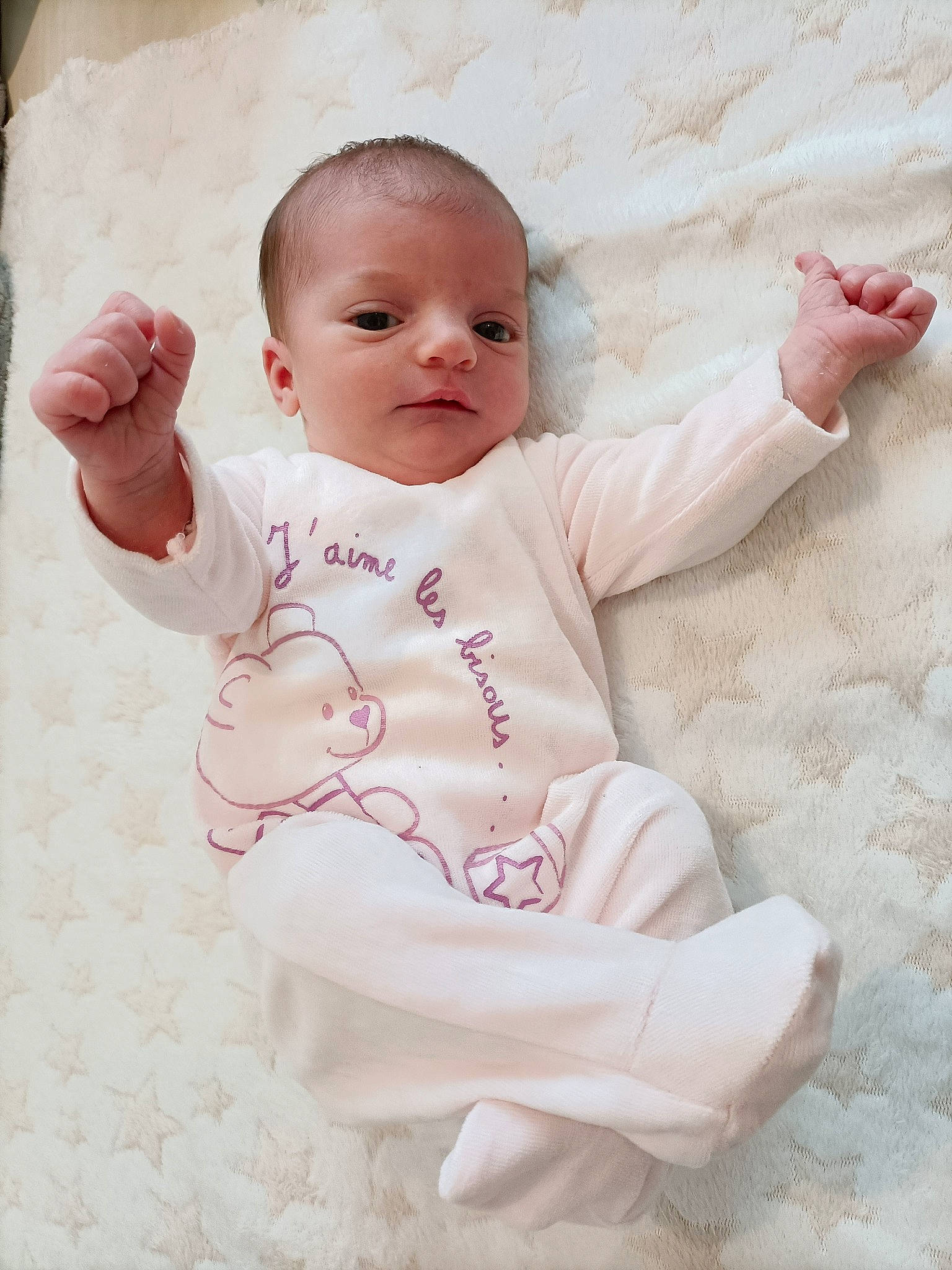 Maëline a rejoint le concours — aidez-le/la à gagner de superbes lots ! arm, baby, baby_toddler_clothing, cheek, comfort, dress, finger, gesture, hand, happy, human_body, iris, lip, neck, nose, person, pink, skin, sleeve, toddler