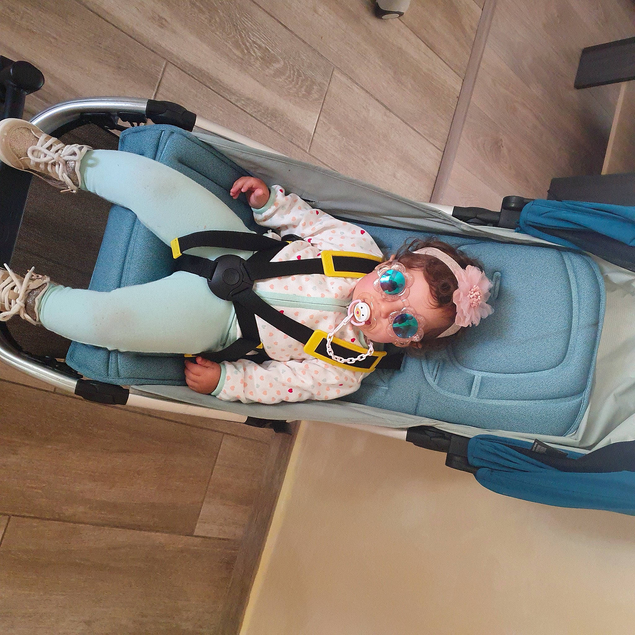 Rehan participe au concours pour gagner de l'argent avec cette photo : adventure, auto_part, automotive_design, backpack, carmine, costume, fictional_character, fun, knee, person, personal_protective_equipment, recreation, thigh, toy