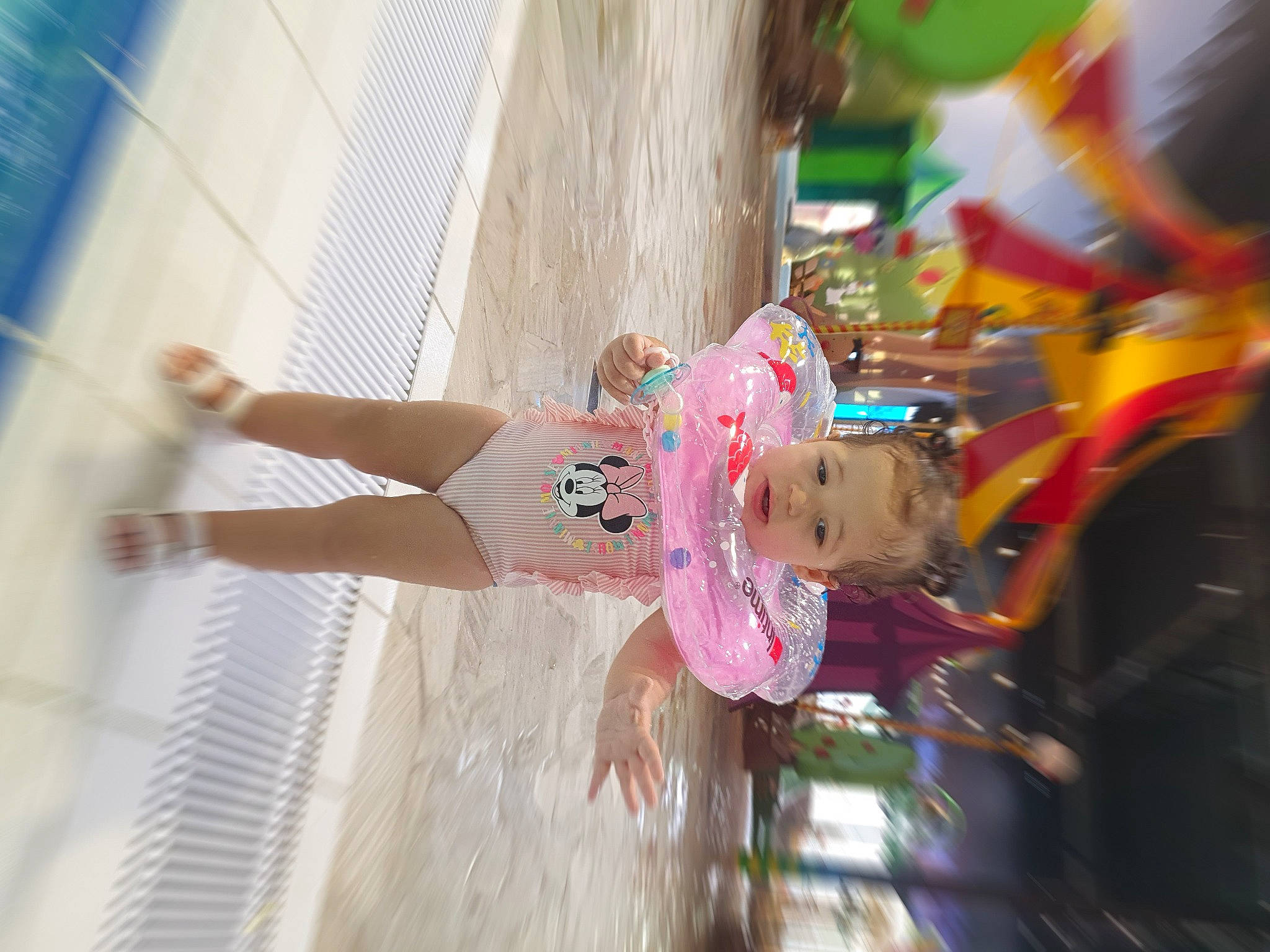 Rehan a rejoint le concours — aidez-le/la à gagner de superbes lots ! art, child, fun, human_leg, leisure, person, plastic, recreation, street_fashion, thigh, toddler, toy, tree, visual_arts, water, window