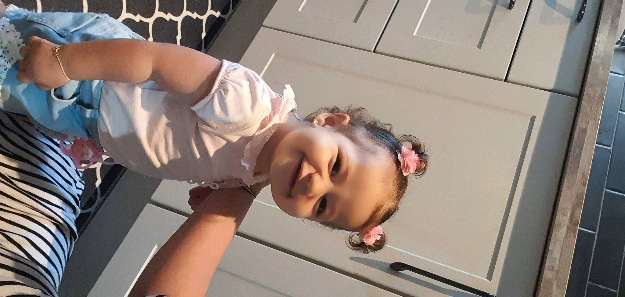 Rehan participe au concours pour gagner de l'argent avec cette photo : arm, audio_equipment, child, elbow, eyelash, eyewear, flooring, fun, gesture, happy, jewellery, joint, joy, mouth, peripheral, person, room, shoulder, smile, t_shirt