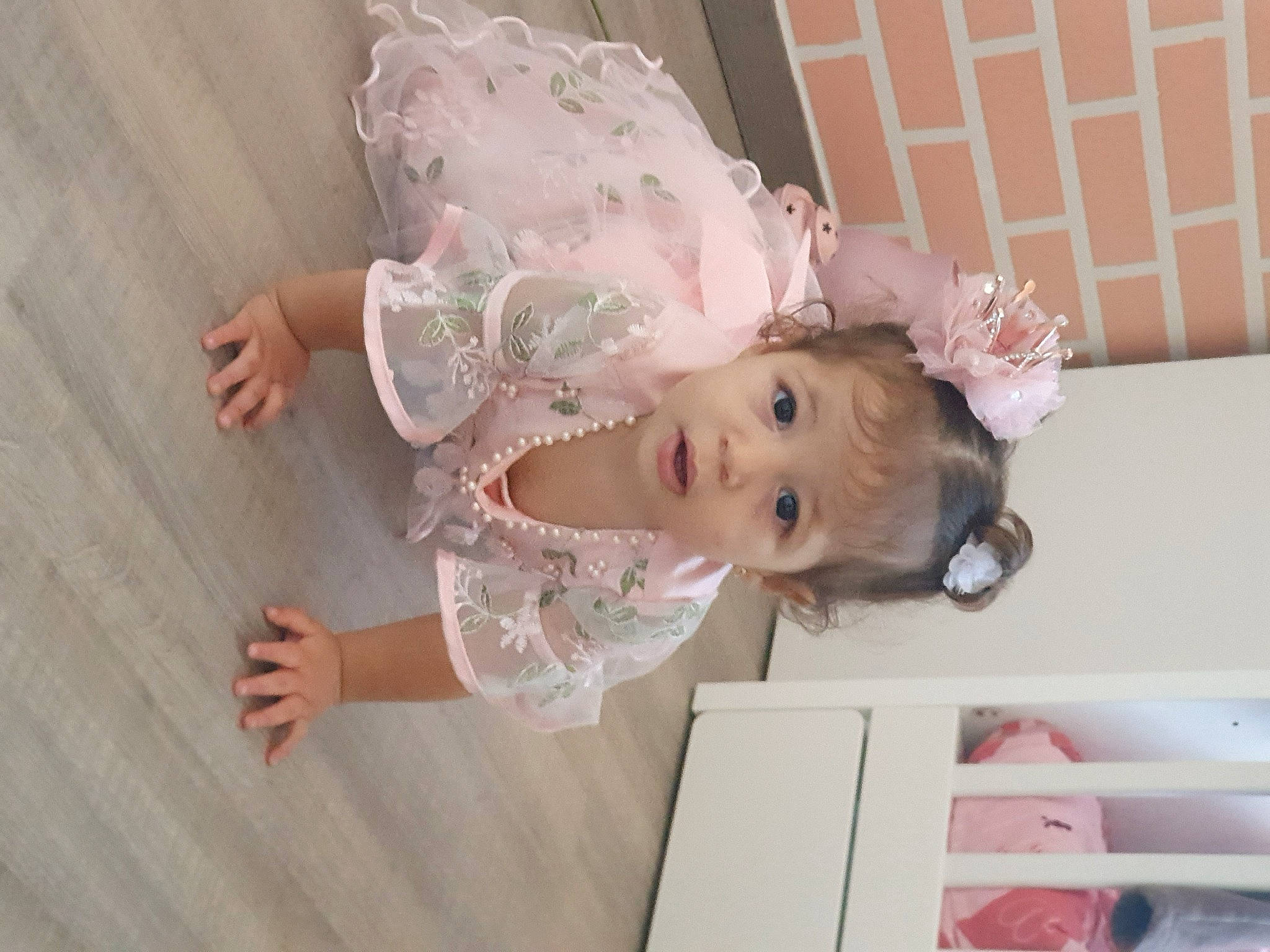 Rehan participe au concours pour gagner de l'argent avec cette photo : baby, baby_products, baby_toddler_clothing, bridal_accessory, child, dress, embellishment, event, fashion_accessory, hair_accessory, happy, headband, headpiece, pattern, peach, person, pink, product, room, sleeve