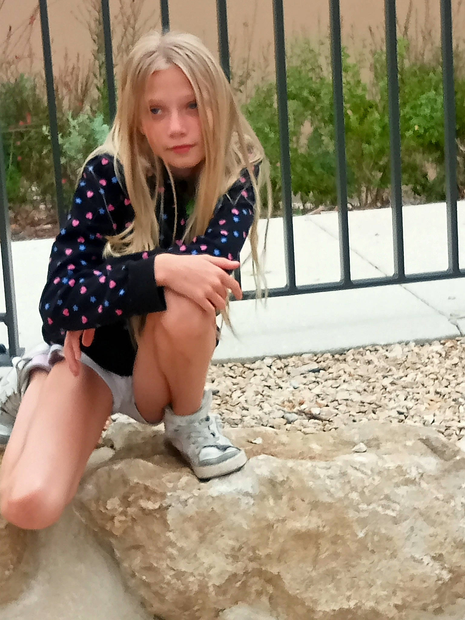 Clara participe au concours pour gagner de l'argent avec cette photo : blond, brown_hair, denim, electric_blue, fashion_design, fence, human_leg, knee, leg, long_hair, pattern, person, plaid, plant, shoulder, sleeve, sportswear, t_shirt, thigh, trunk