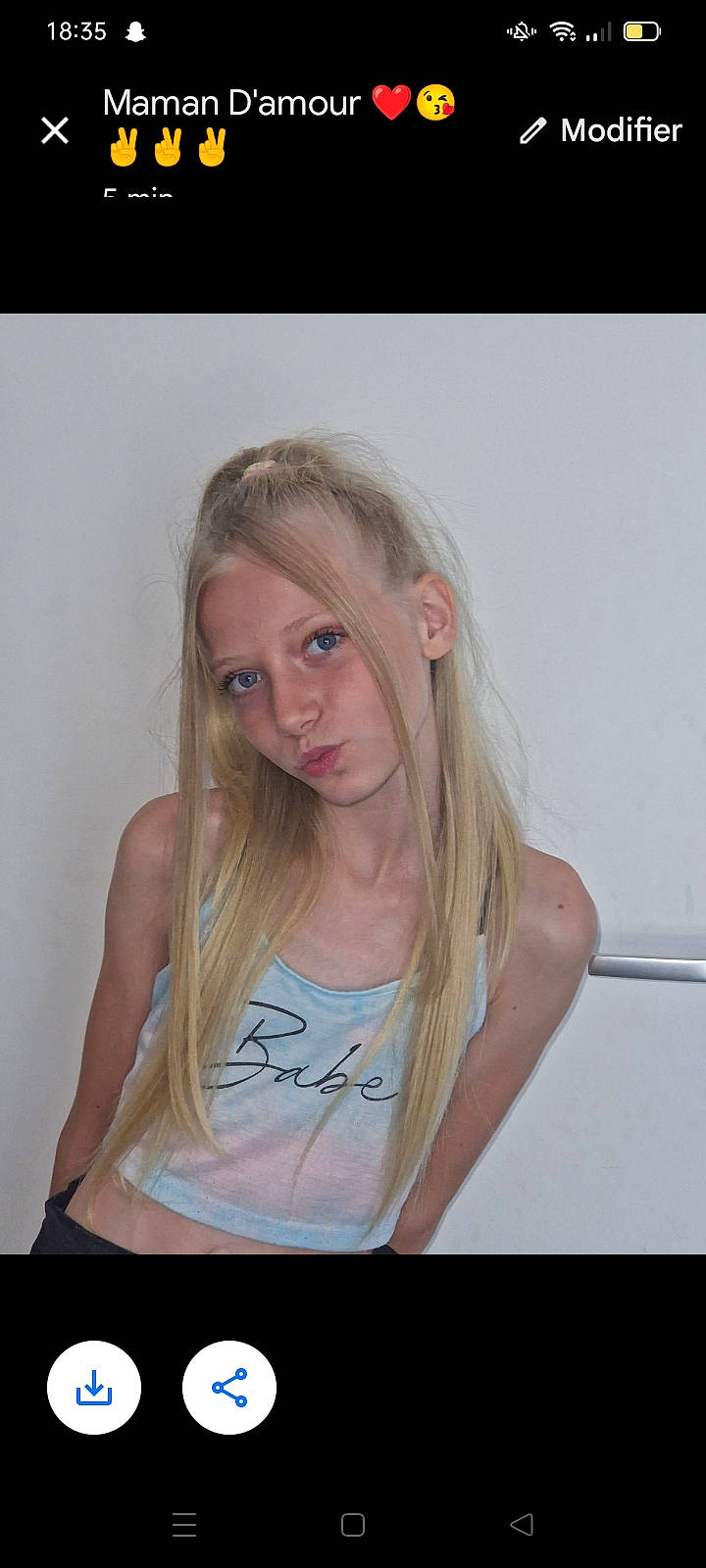 Clara a rejoint le concours — aidez-le/la à gagner de superbes lots ! arm, blond, cheek, cool, elbow, eyelash, flash_photography, fun, gesture, hair, happy, iris, jaw, layered_hair, lip, long_hair, neck, person, sleeve, step_cutting