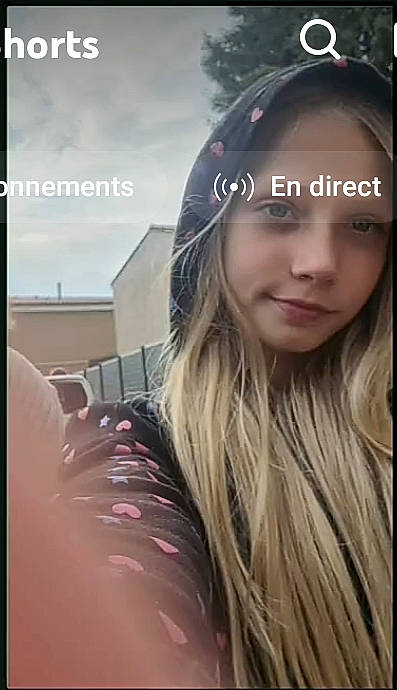 Clara a rejoint le concours — aidez-le/la à gagner de superbes lots ! bangs, black_hair, cap, cool, eyebrow, eyelash, eyewear, face, facial_expression, flash_photography, hair, hairstyle, happy, layered_hair, lip, long_hair, material_property, mouth, person, sky