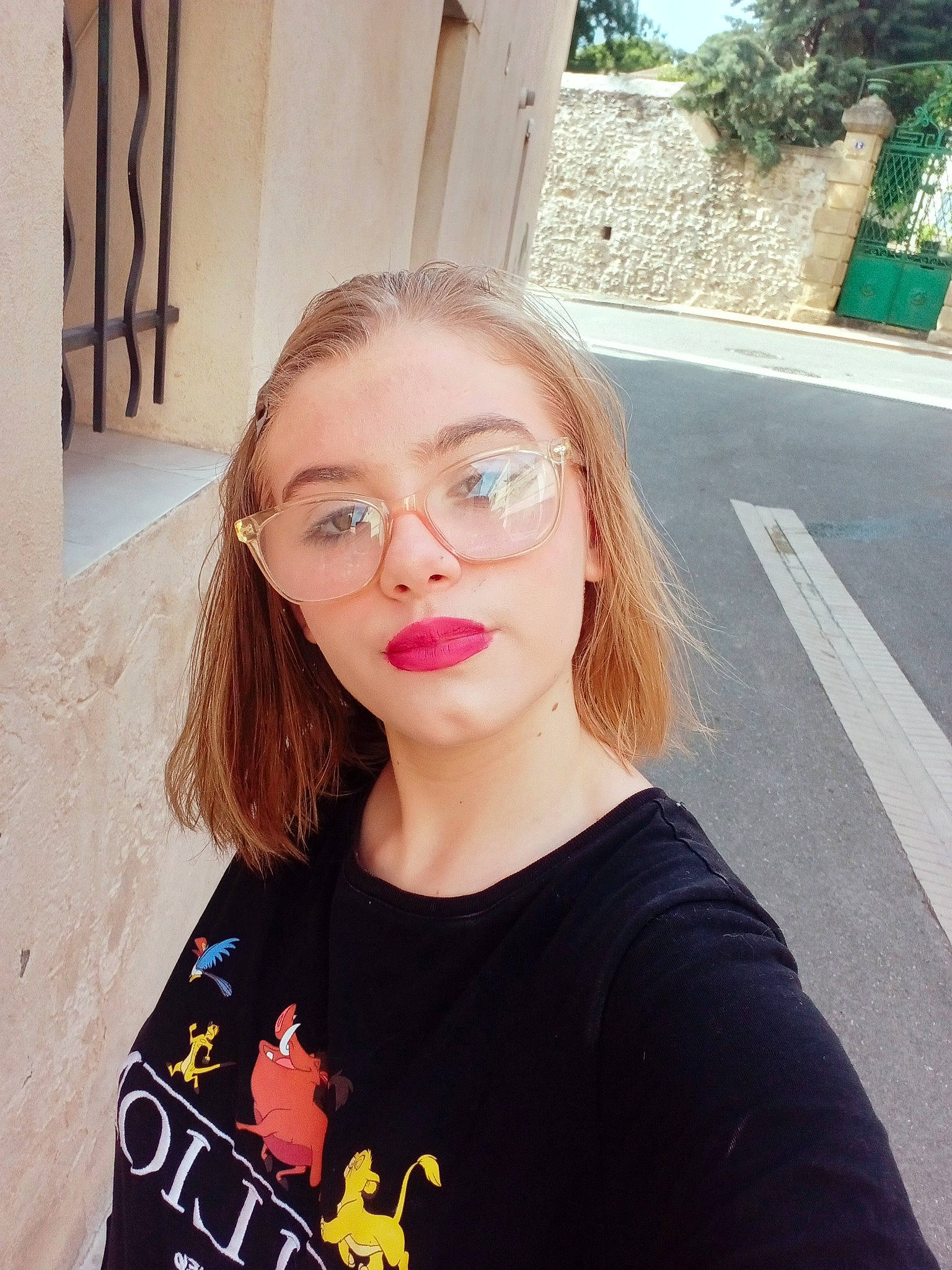 Ambre participe au concours pour gagner de l'argent avec cette photo : beauty, black_hair, chin, cool, eyebrow, eyewear, forehead, glasses, hairstyle, happy, lip, long_hair, mouth, neck, people, person, plant, sleeve, t_shirt, tree
