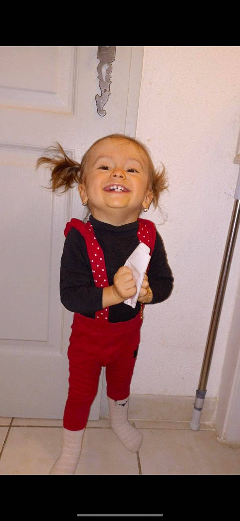 Layana a rejoint le concours — aidez-le/la à gagner de superbes lots ! baby_toddler_clothing, cheek, face, flooring, fun, gesture, happy, head, human_body, joy, knee, leg, person, room, shoulder, sleeve, smile, sock, standing, toddler