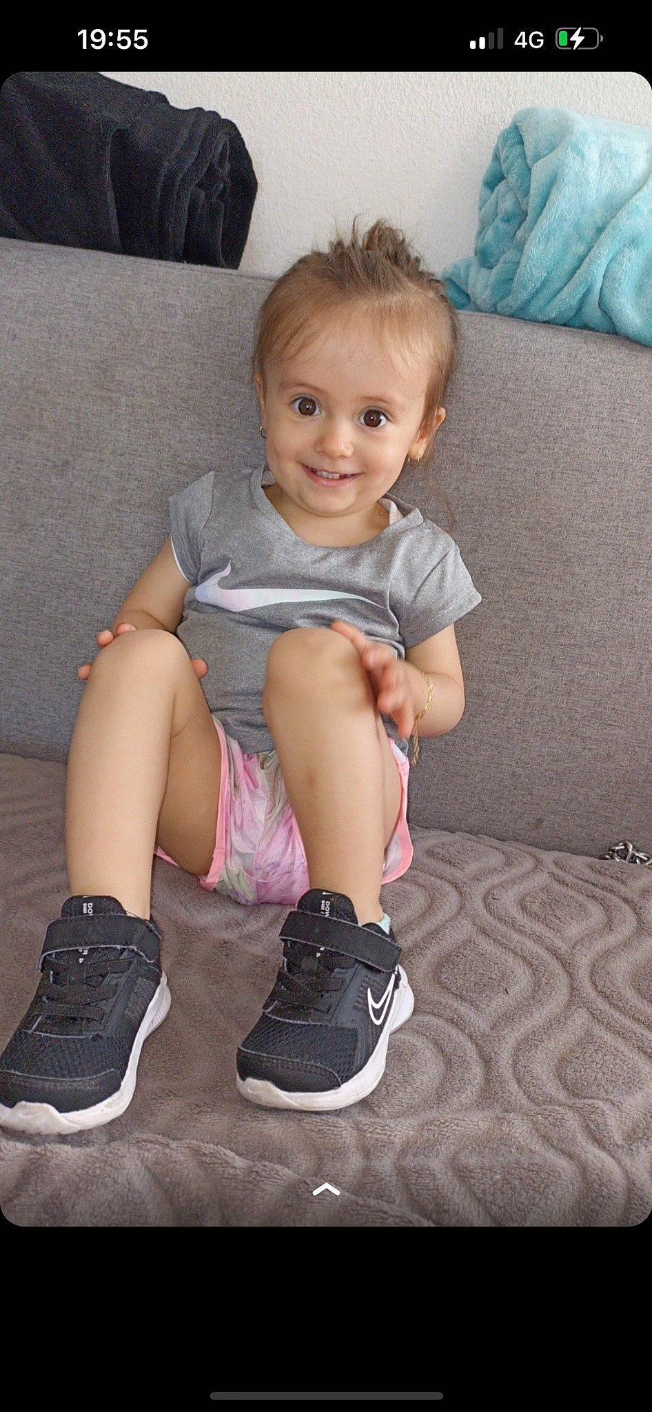 Layana a rejoint le concours — aidez-le/la à gagner de superbes lots ! arm, baby_toddler_clothing, couch, eye, face, finger, human_body, joint, joy, knee, lap, leg, outdoor_shoe, person, skin, sleeve, smile, sock, standing, thigh