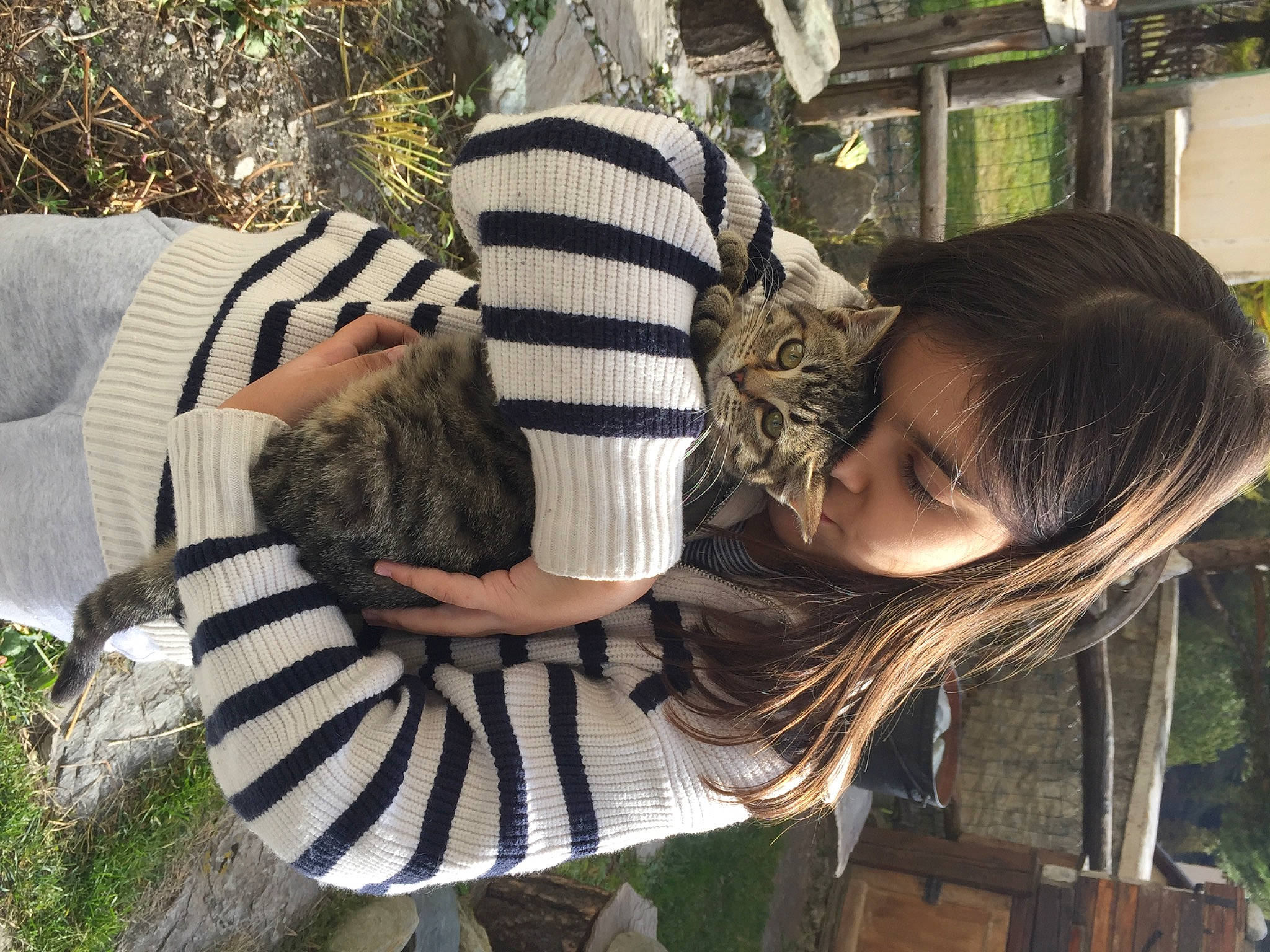 Caïpi a rejoint le concours — aidez-le/la à gagner de superbes lots ! adaptation, black_hair, child, fun, fur, grass, hairstyle, happy, human_leg, leisure, plant, recreation, sitting, spring, summer, sunglasses, t_shirt, toddler, tree, vacation