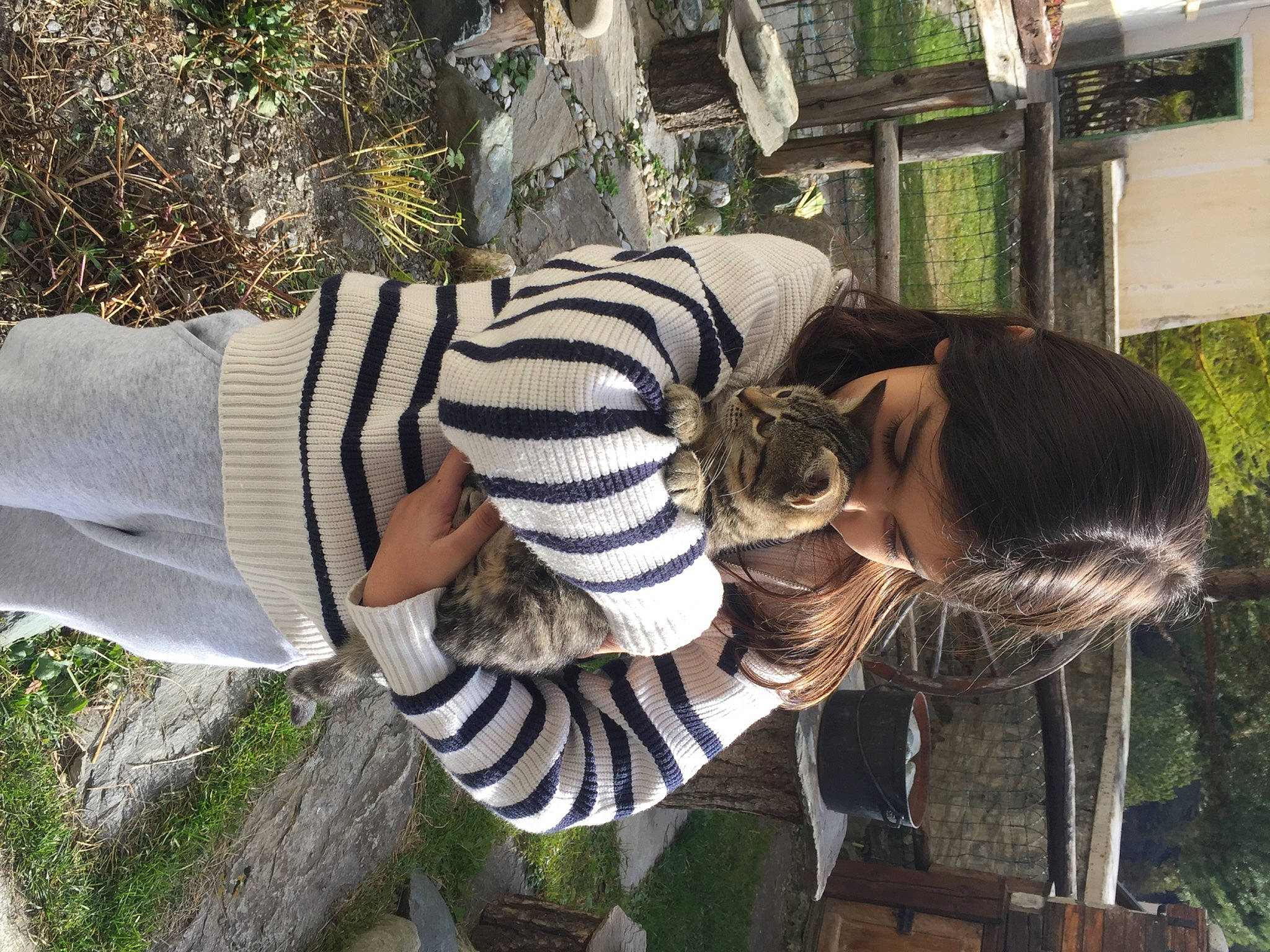 Caïpi a rejoint le concours — aidez-le/la à gagner de superbes lots ! adaptation, cool, eyewear, fun, fur, grass, hairstyle, happy, human_leg, leisure, organism, people_in_nature, plant, sitting, sleeve, soil, street_fashion, sunglasses, thigh, tree