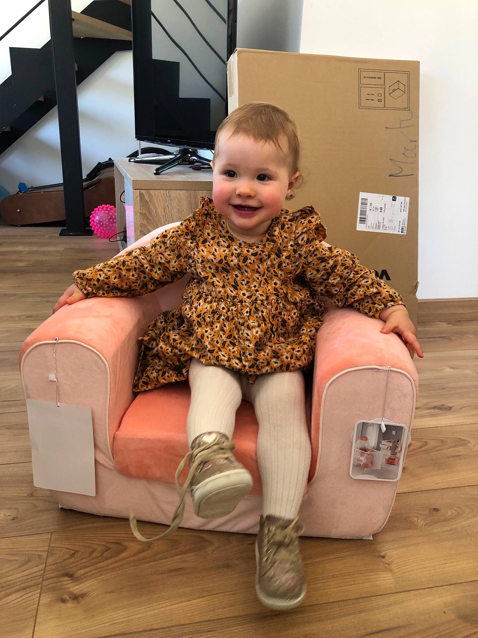 Lucie a rejoint le concours — aidez-le/la à gagner de superbes lots ! baby, chair, child, floor, flooring, joy, leg, person, sitting, toddler, vacation, wood