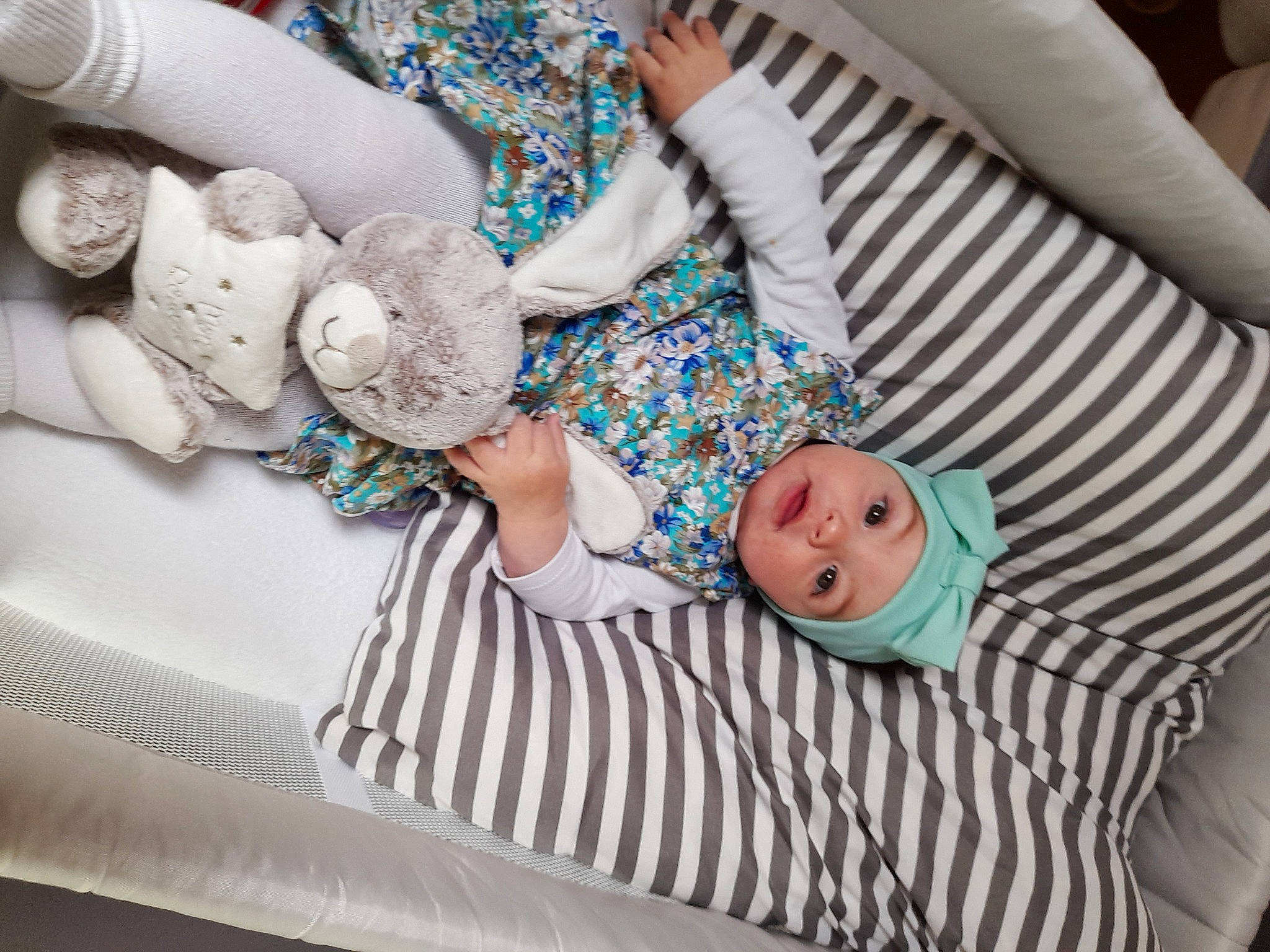 Jesmy a rejoint le concours — aidez-le/la à gagner de superbes lots ! baby, baby_products, baby_safety, baby_sleeping, baby_toddler_clothing, blue, child, comfort, couch, hat, headwear, linens, pattern, person, room, sitting, skin, textile, toddler