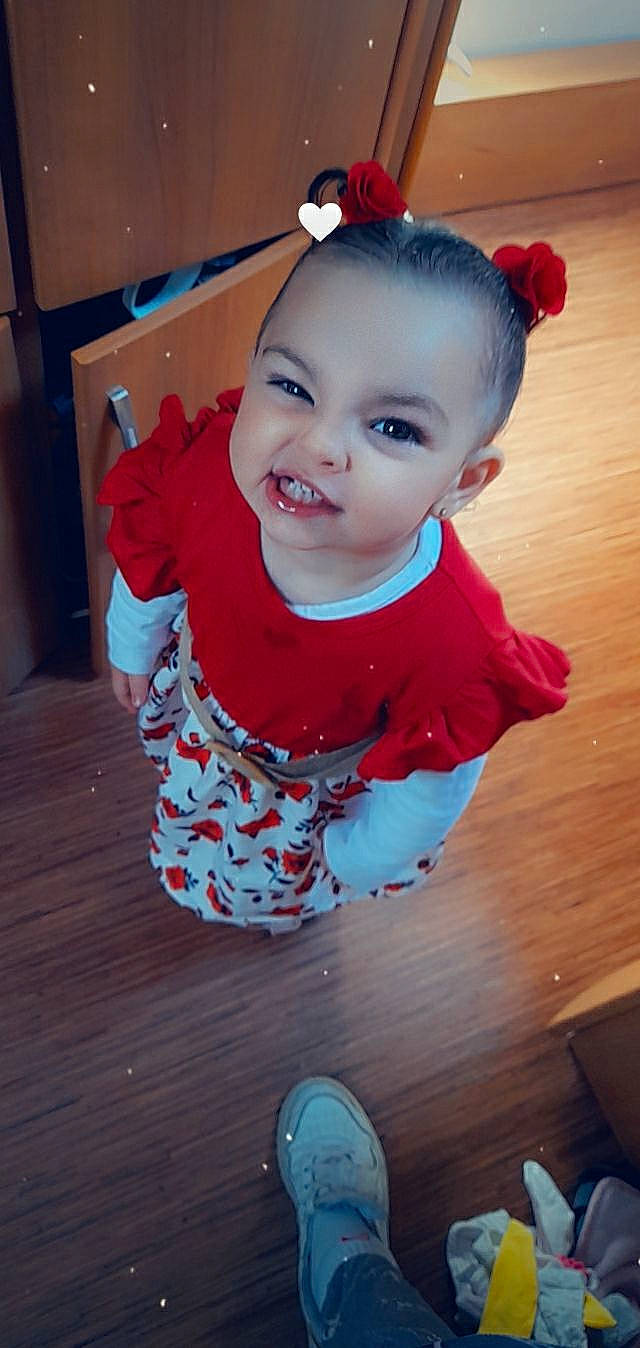 Jesmy participe au concours pour gagner de l'argent avec cette photo : baby, baby_toddler_clothing, blue, cheek, eye, face, floor, flooring, happy, head, iris, mouth, nose, person, red, skin, sleeve, smile, standing, white