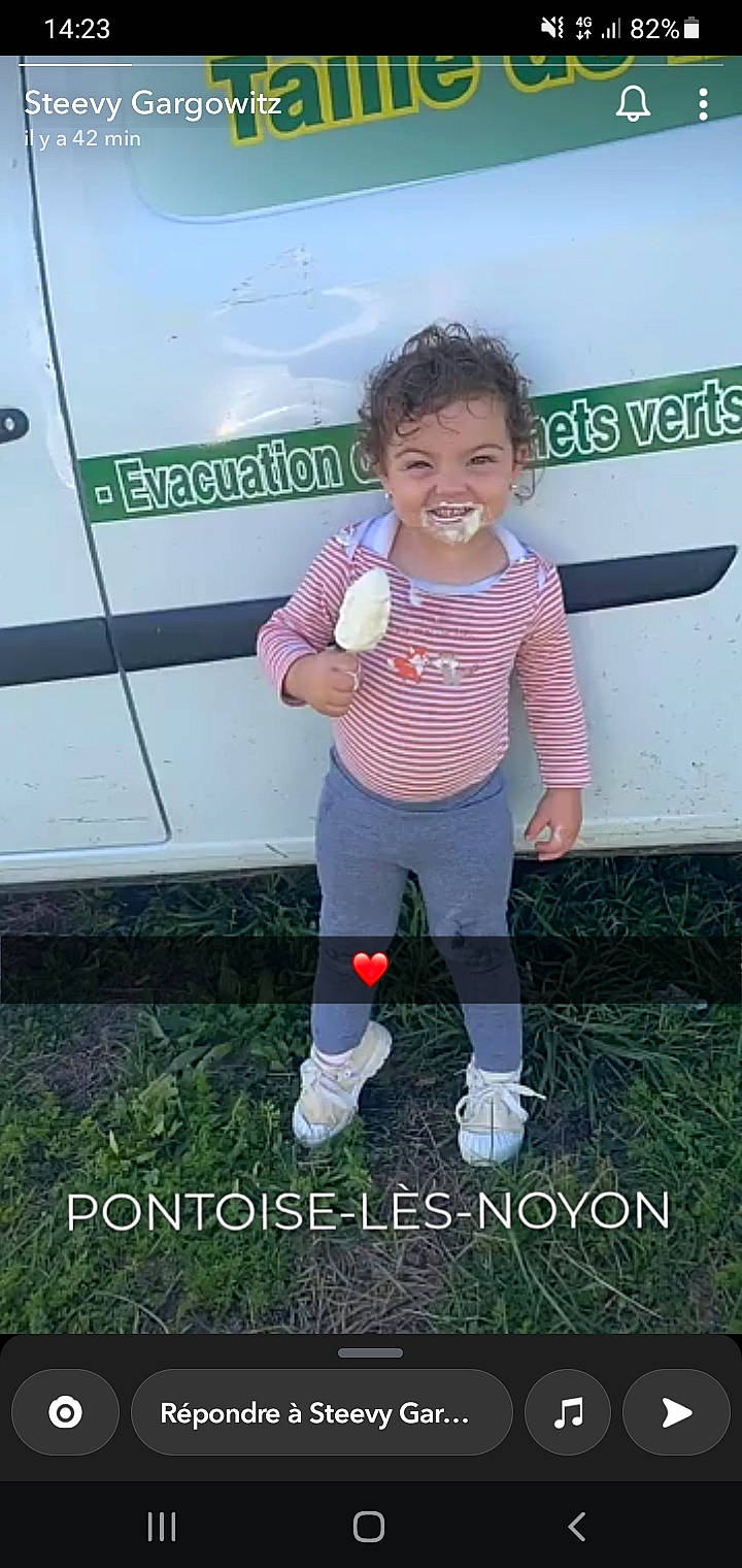 Jesmy a rejoint le concours — aidez-le/la à gagner de superbes lots ! automotive_exterior, baby_toddler_clothing, bumper, child, fun, grass, happy, joy, leisure, magenta, motor_vehicle, pattern, person, photo_caption, play, recreation, sandal, sky, smile, t_shirt