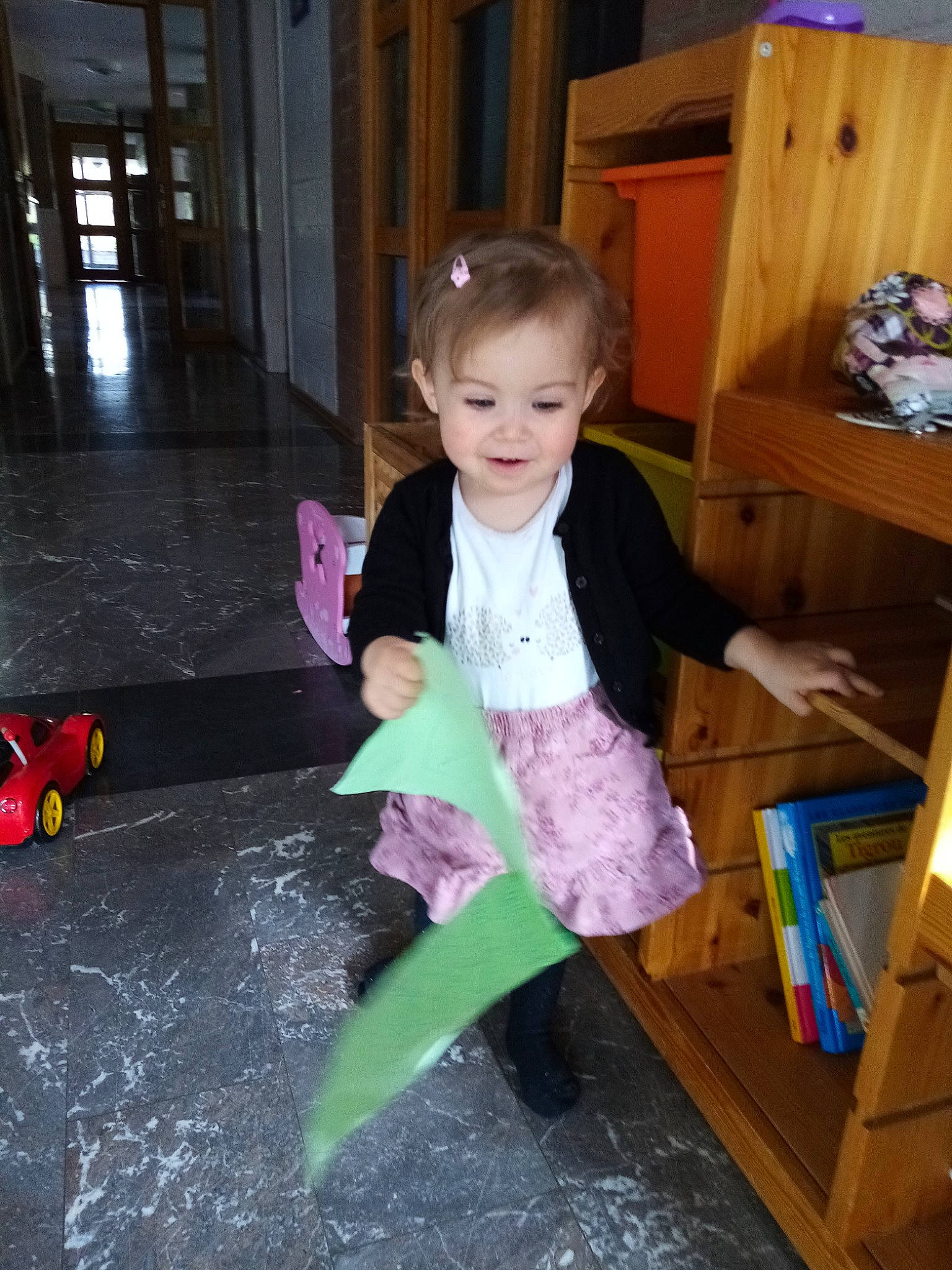 Brittany a rejoint le concours — aidez-le/la à gagner de superbes lots ! child, fun, person, play, sitting, smile, table, toddler