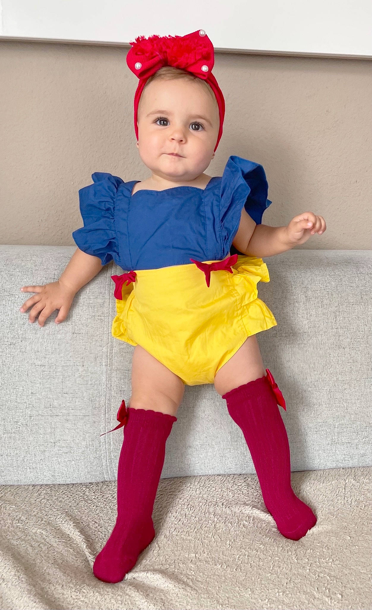 Lou a rejoint le concours — aidez-le/la à gagner de superbes lots ! baby, baby_toddler_clothing, child, costume, costume_hat, electric_blue, face, fashion_accessory, fashion_design, fictional_character, fun, headgear, human_leg, knee, magenta, person, pink, sleeve, thigh, toddler